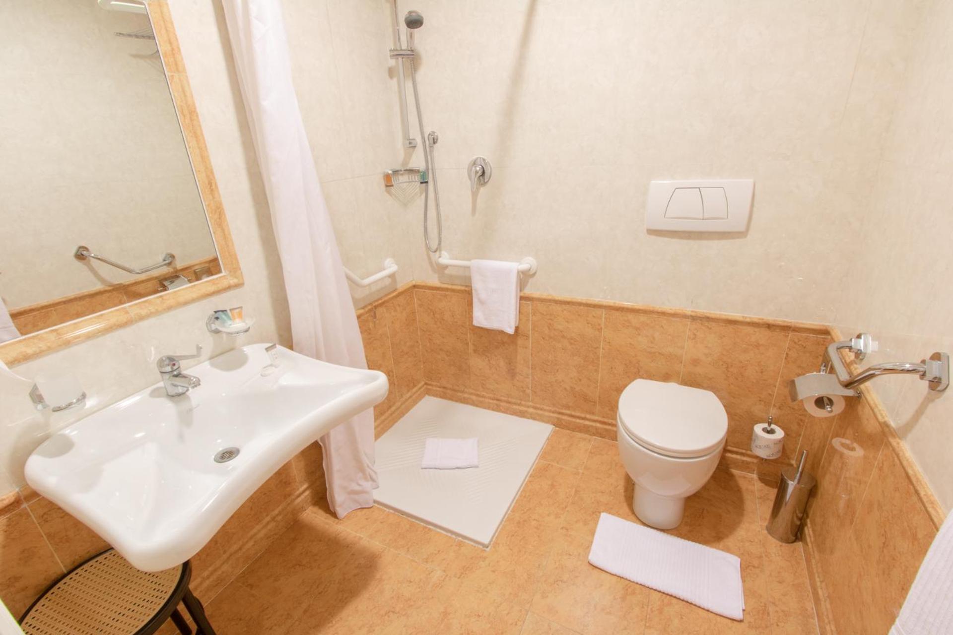 Double or Twin Room thumbnail 5