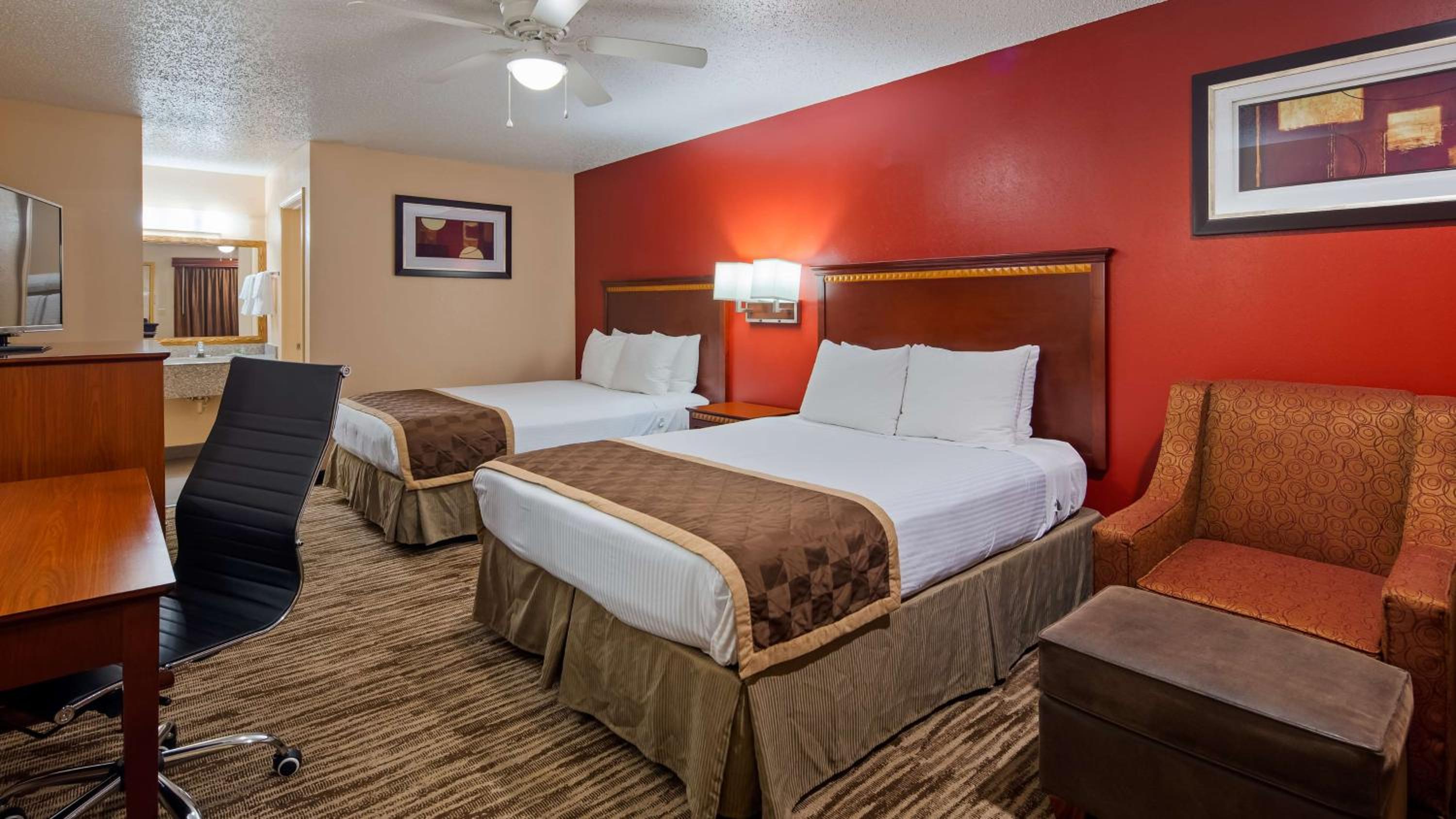 Queen Room with Two Queen Beds - Non-Smoking photo 1