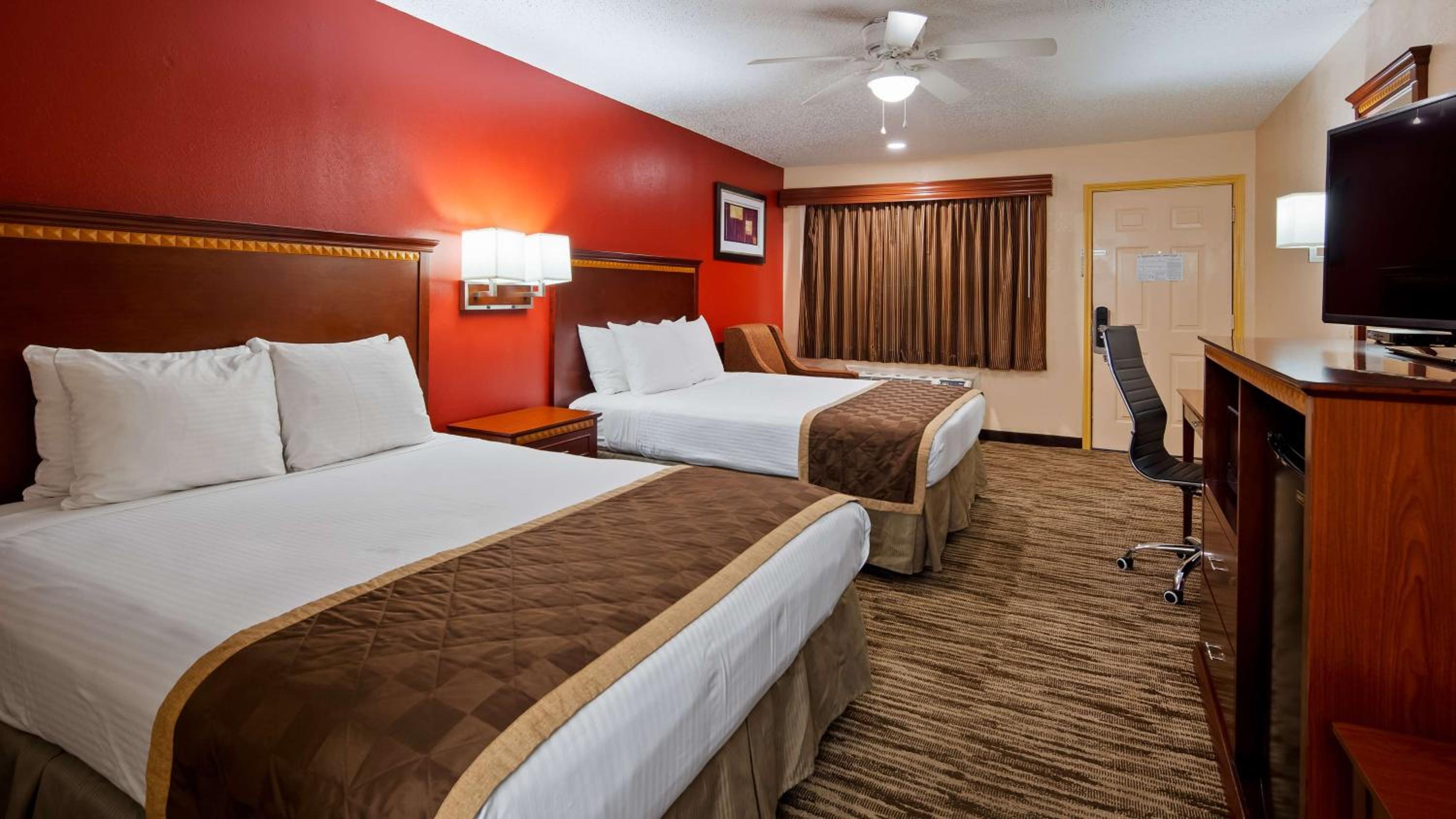 Queen Room with Two Queen Beds - Non-Smoking photo 2