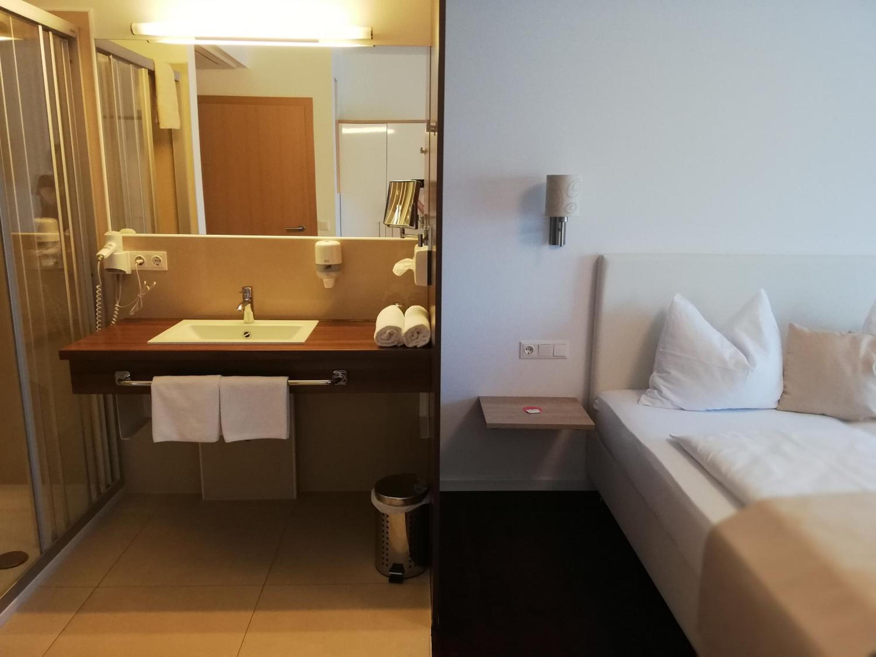 Double Room with Balcony - Photo 7