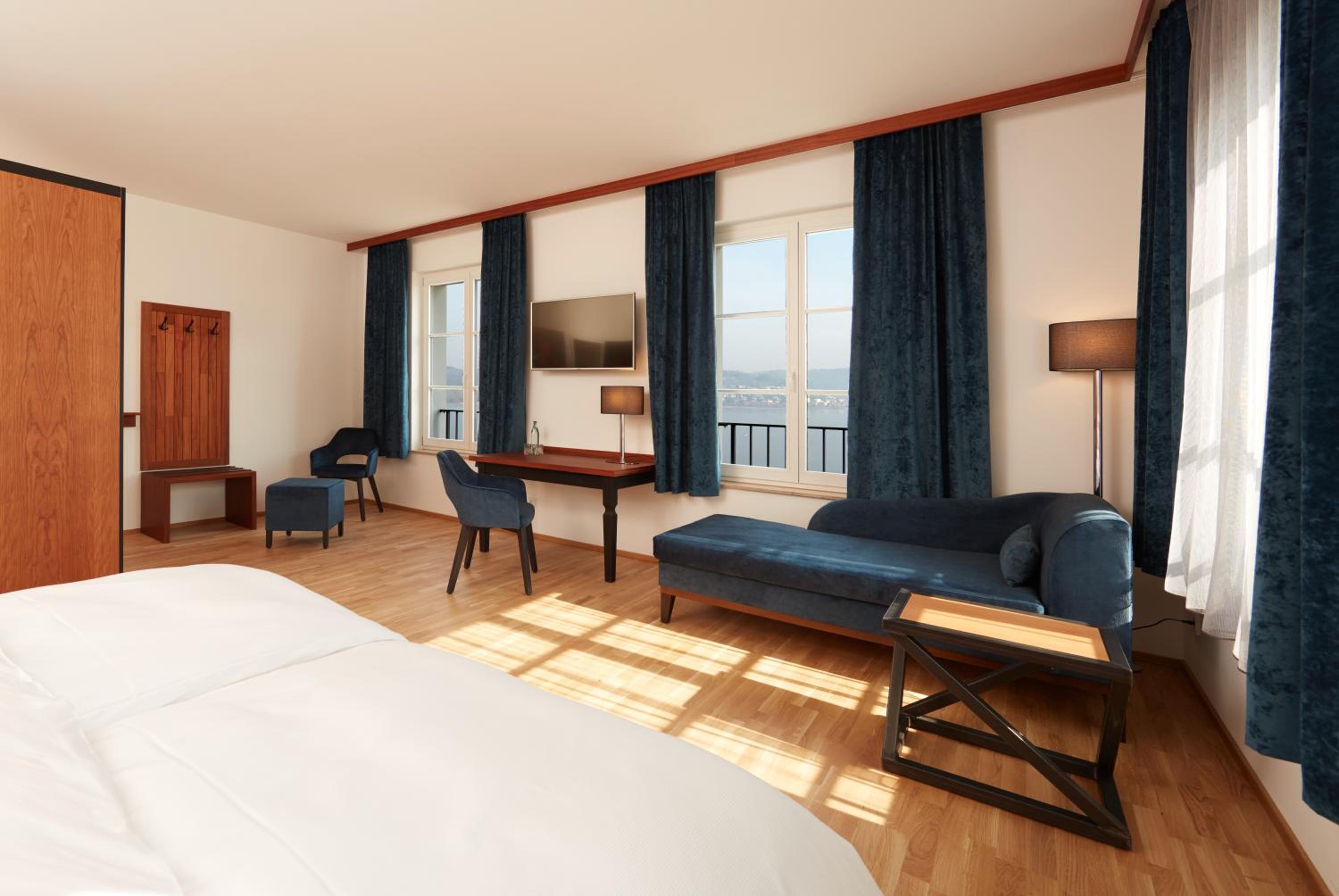 Double Room with Lake View - Photo 3