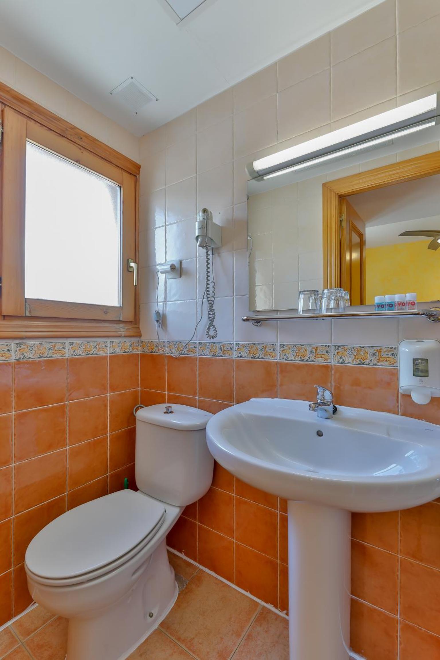 Double Room - Photo 12