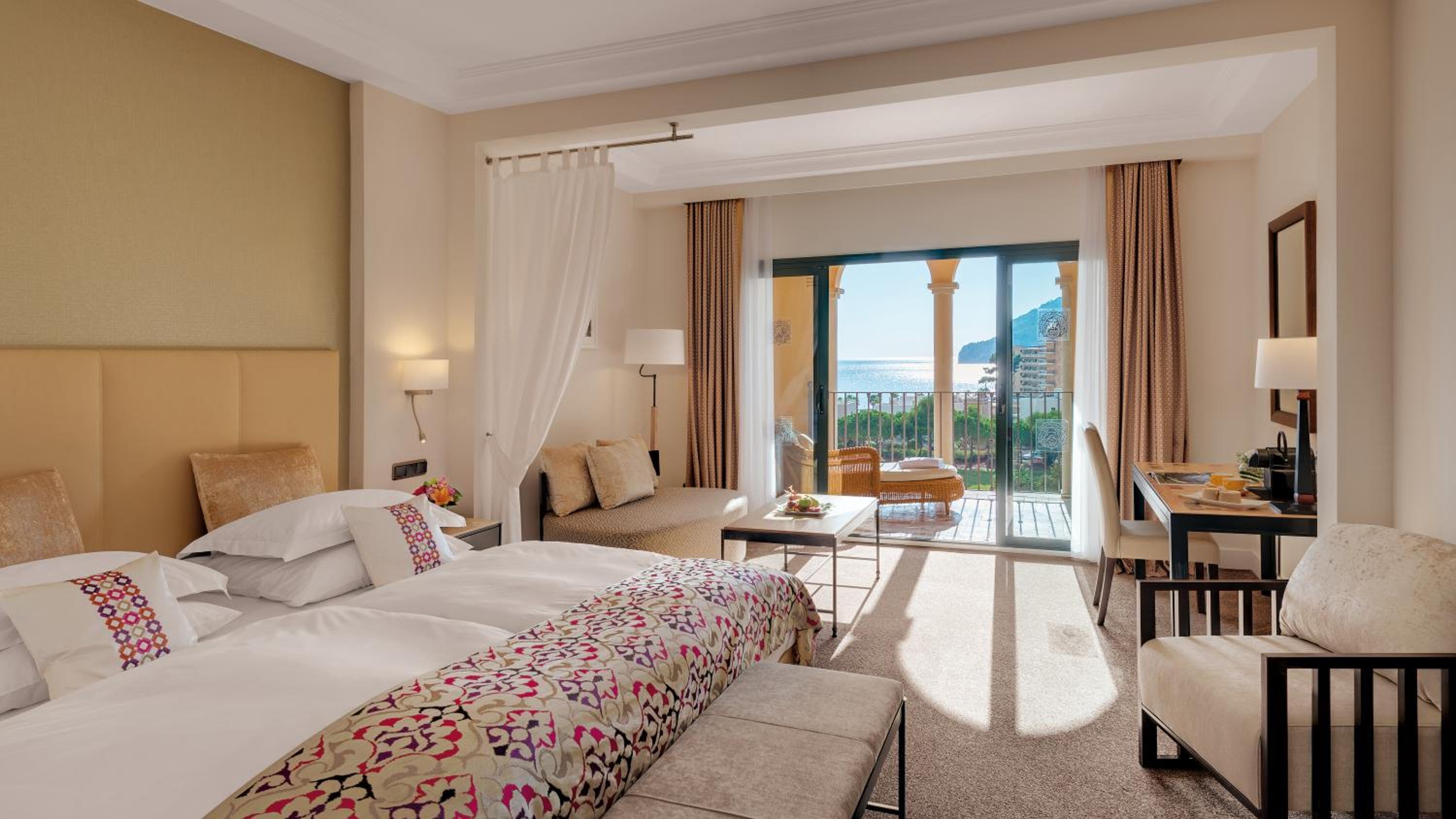 Habitación Doble Ejecutiva con Vista Parcial al Mar
