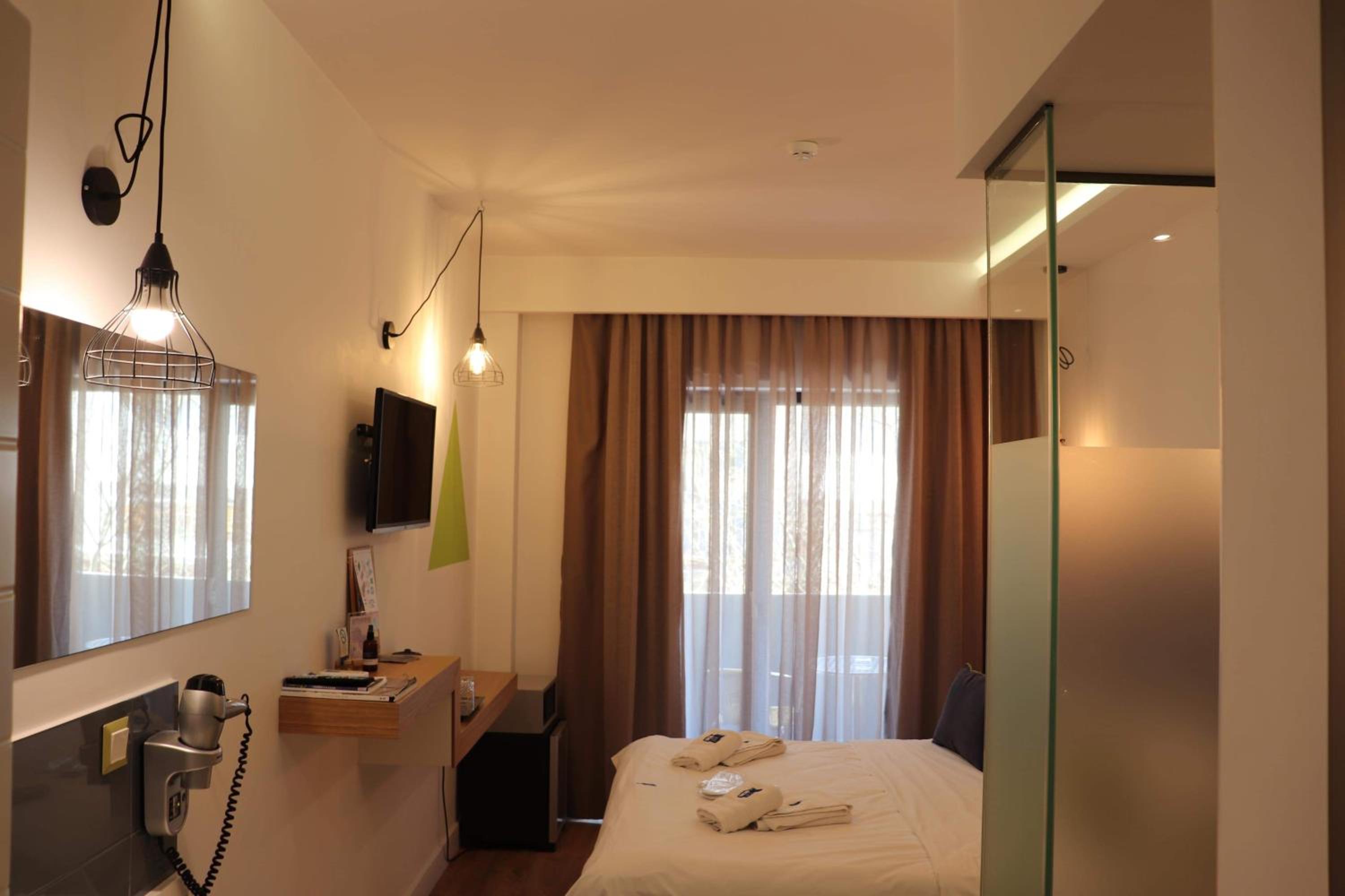 Deluxe Single Room with Balcony photo 3