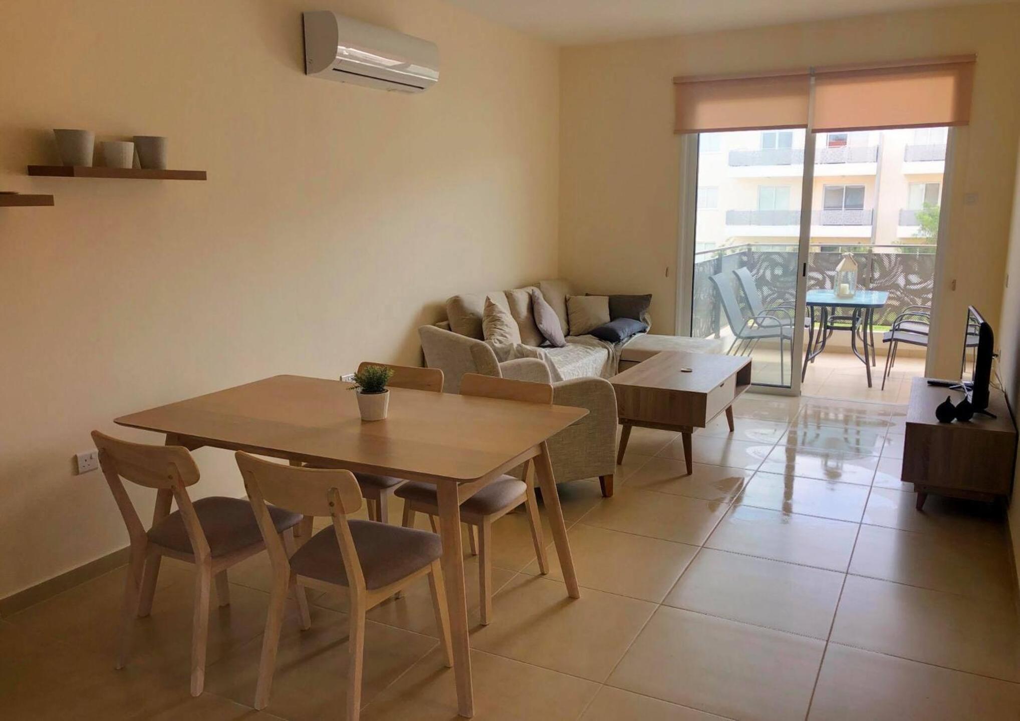 Apartment with Balcony - Photo 5