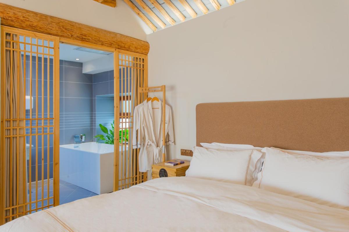Deluxe Double Room with Bath photo 2