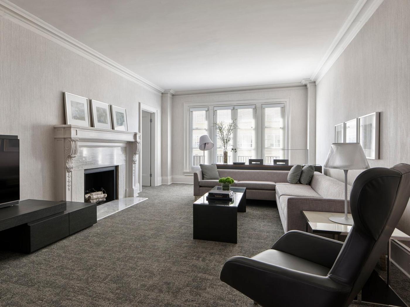 Platinum One Bedroom Suite with Den - Photo 1