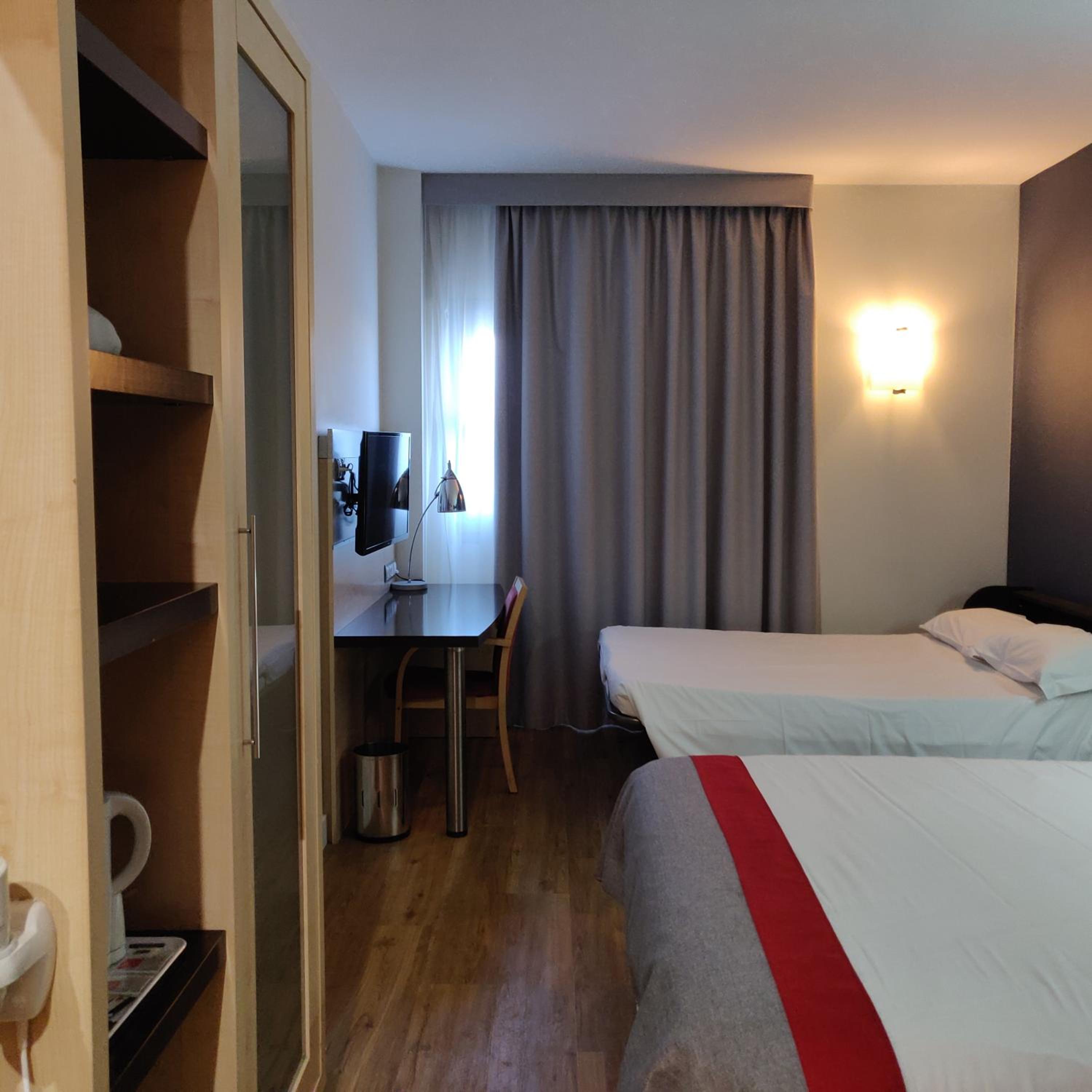 Standard Double Room with Sofa Bed - Photo 6