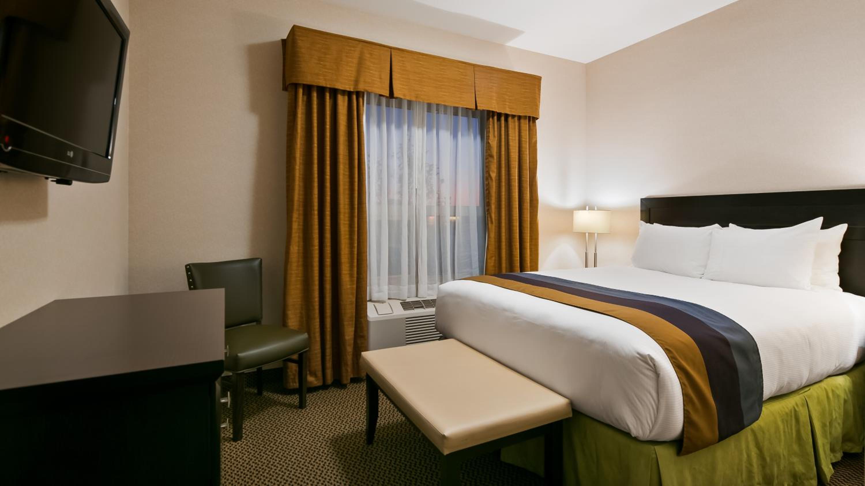Queen Suite with Sofa Bed and Shower Only - Non-Smoking photo 2