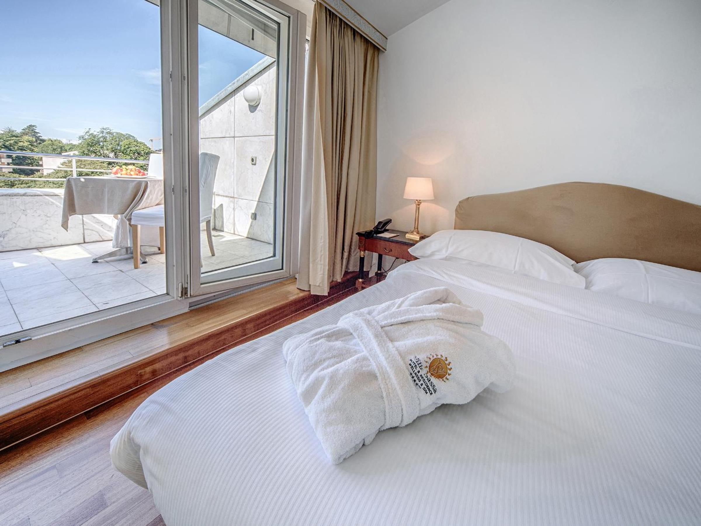 Penthouse Suite with Lake View - Photo 3