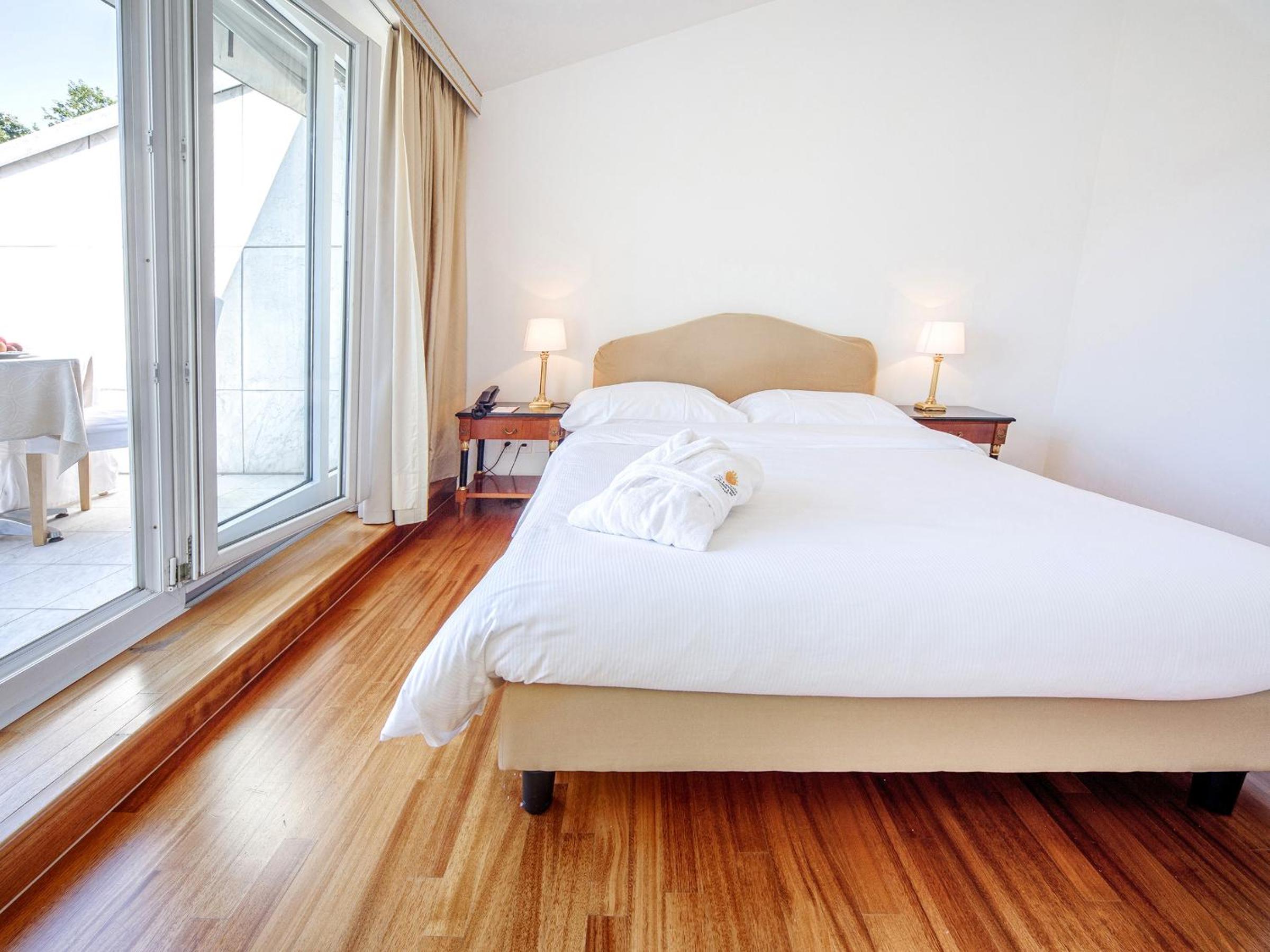 Penthouse Suite with Lake View - Photo 5