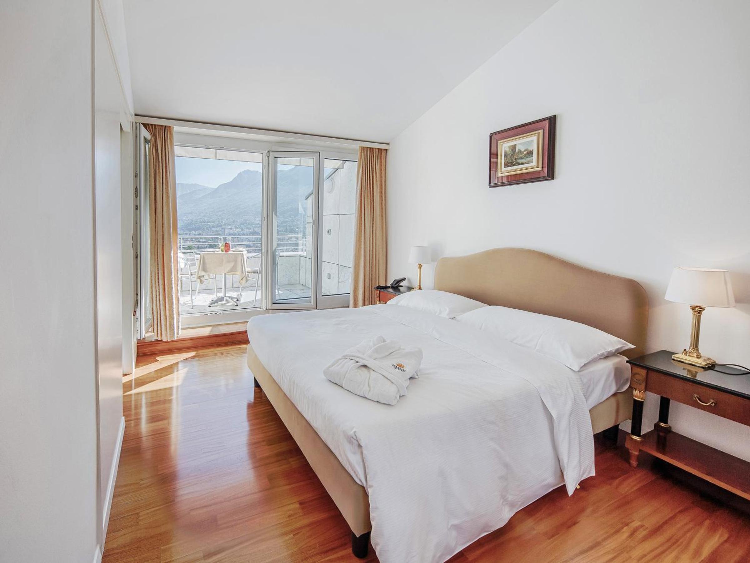 Penthouse Suite with Lake View - Photo 2