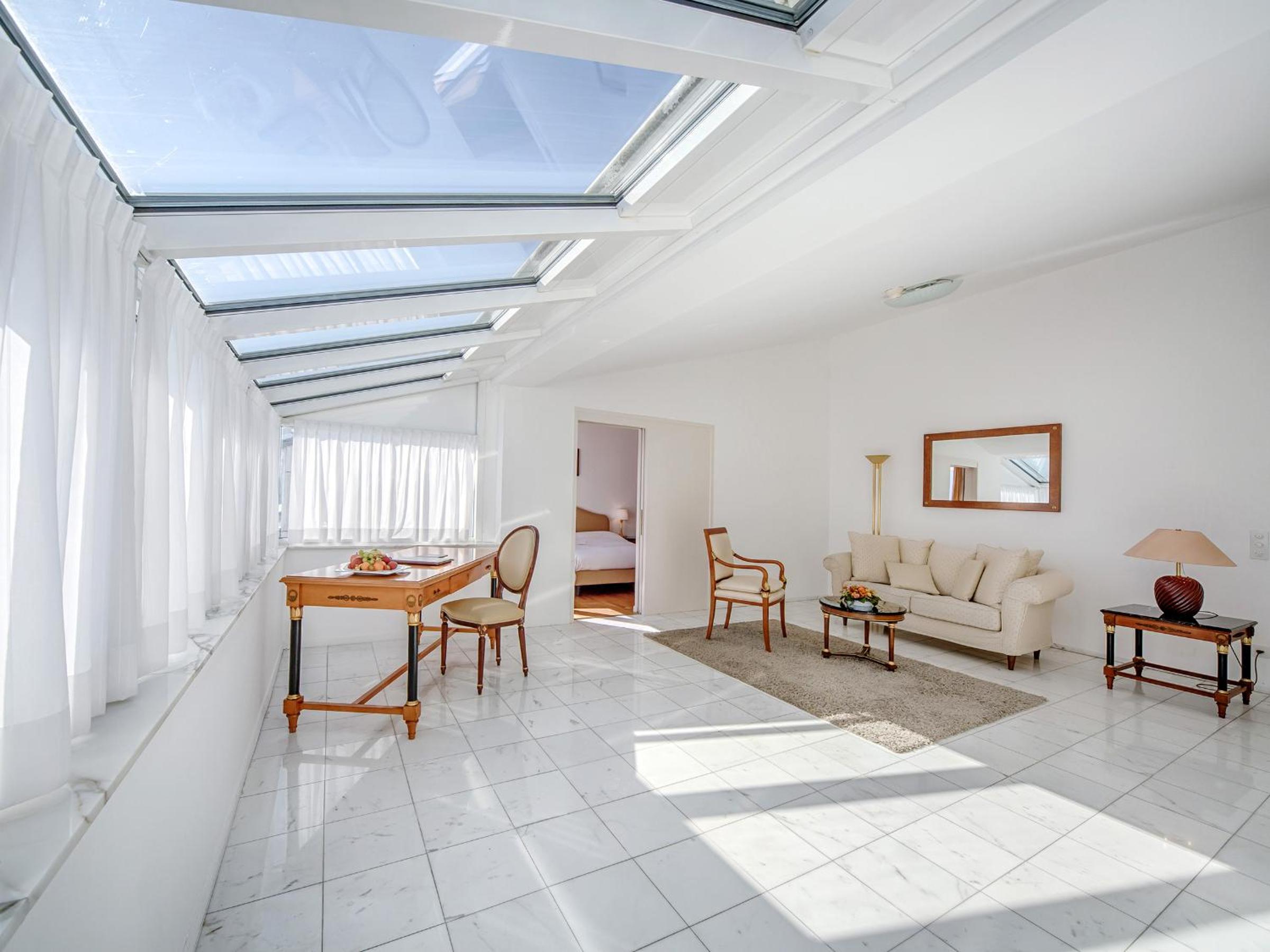 Penthouse Suite with Lake View - Photo 4