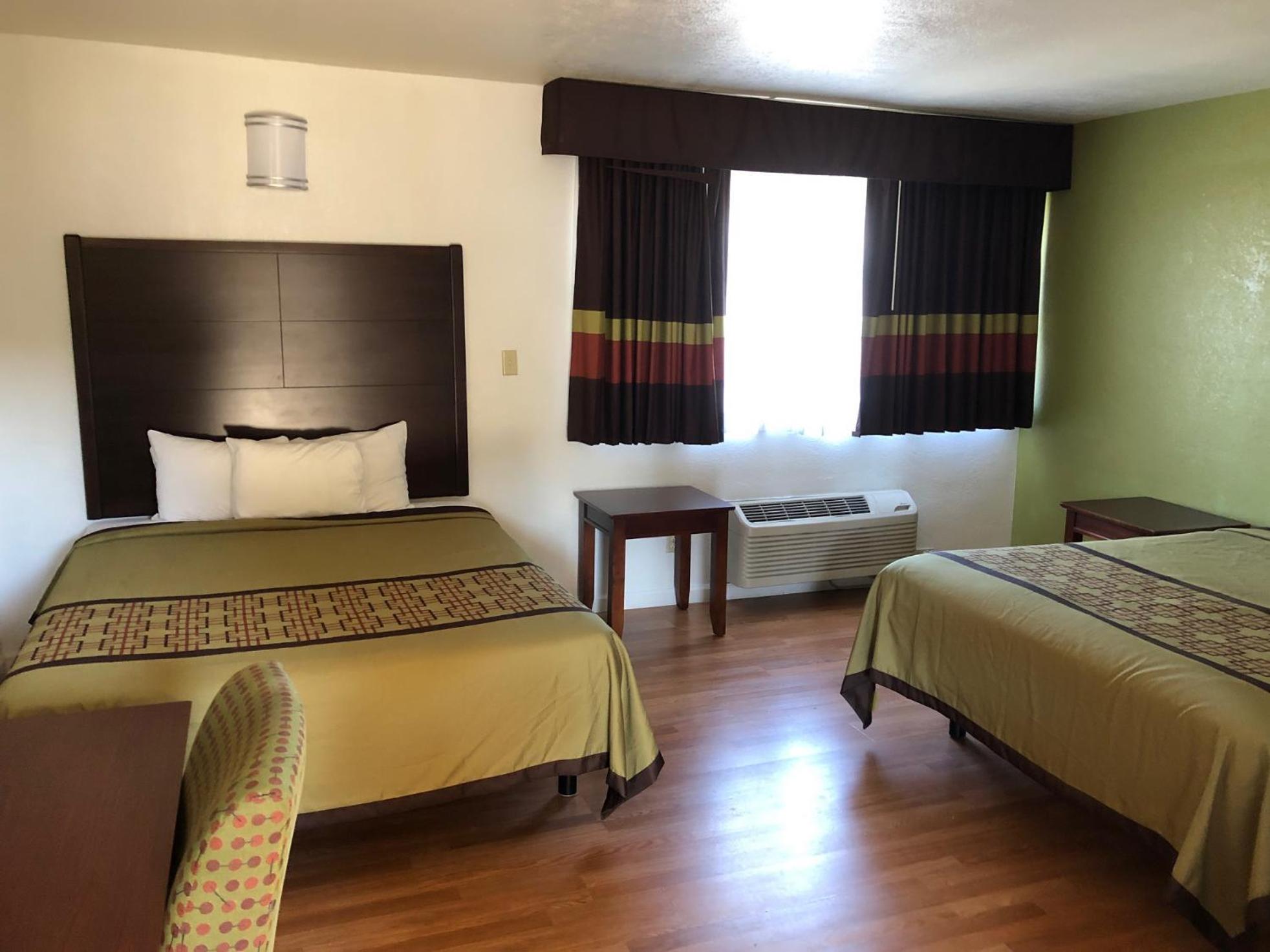 Queen Room with Two Queen Beds - Non-Smoking - Photo 4