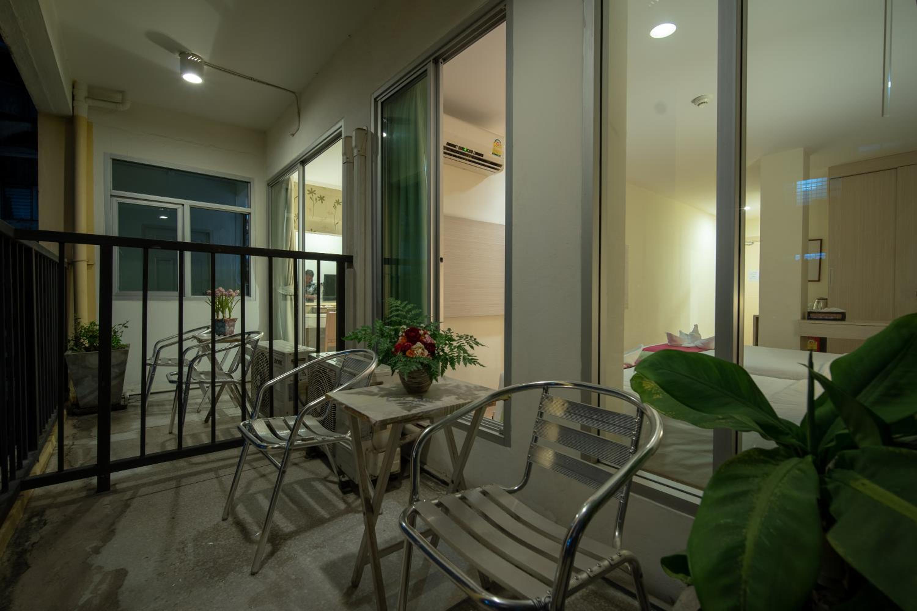 Deluxe Twin With Balcony- Building 2 photo 3