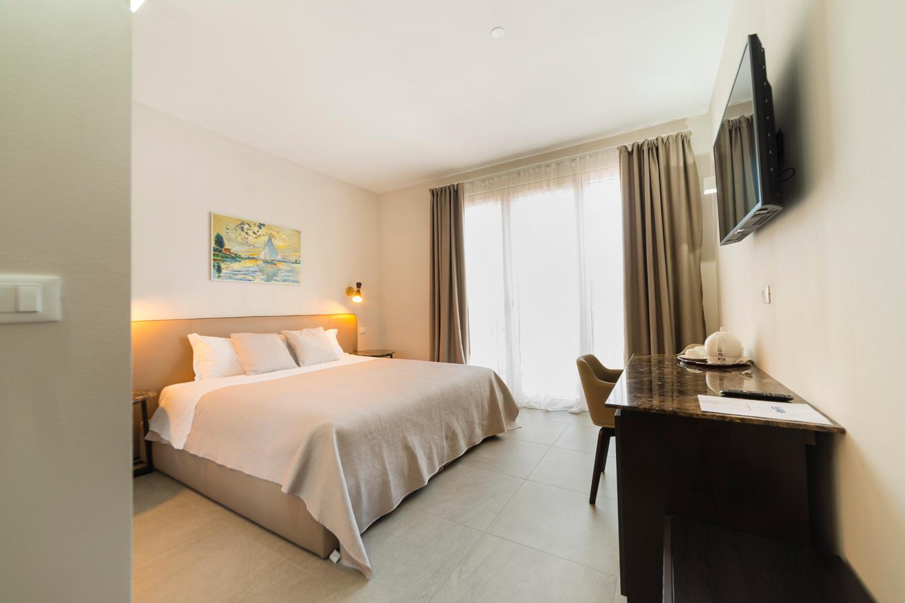 Deluxe Double Room with Shower - Photo 6