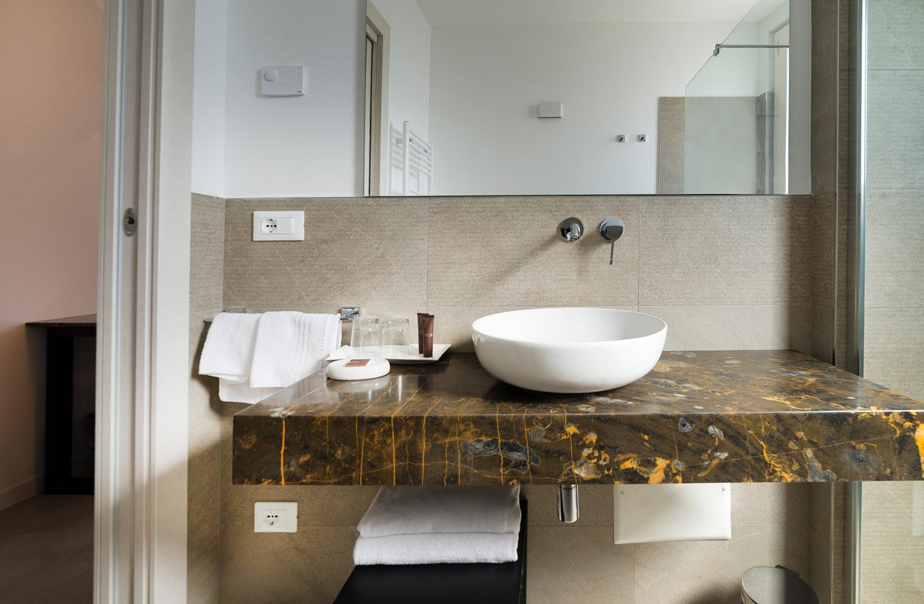 Deluxe Double Room with Shower - Photo 7