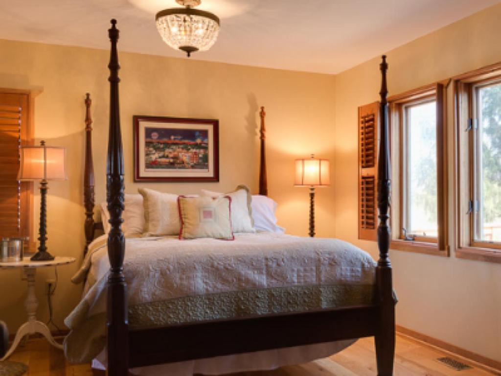Queen Room photo 1