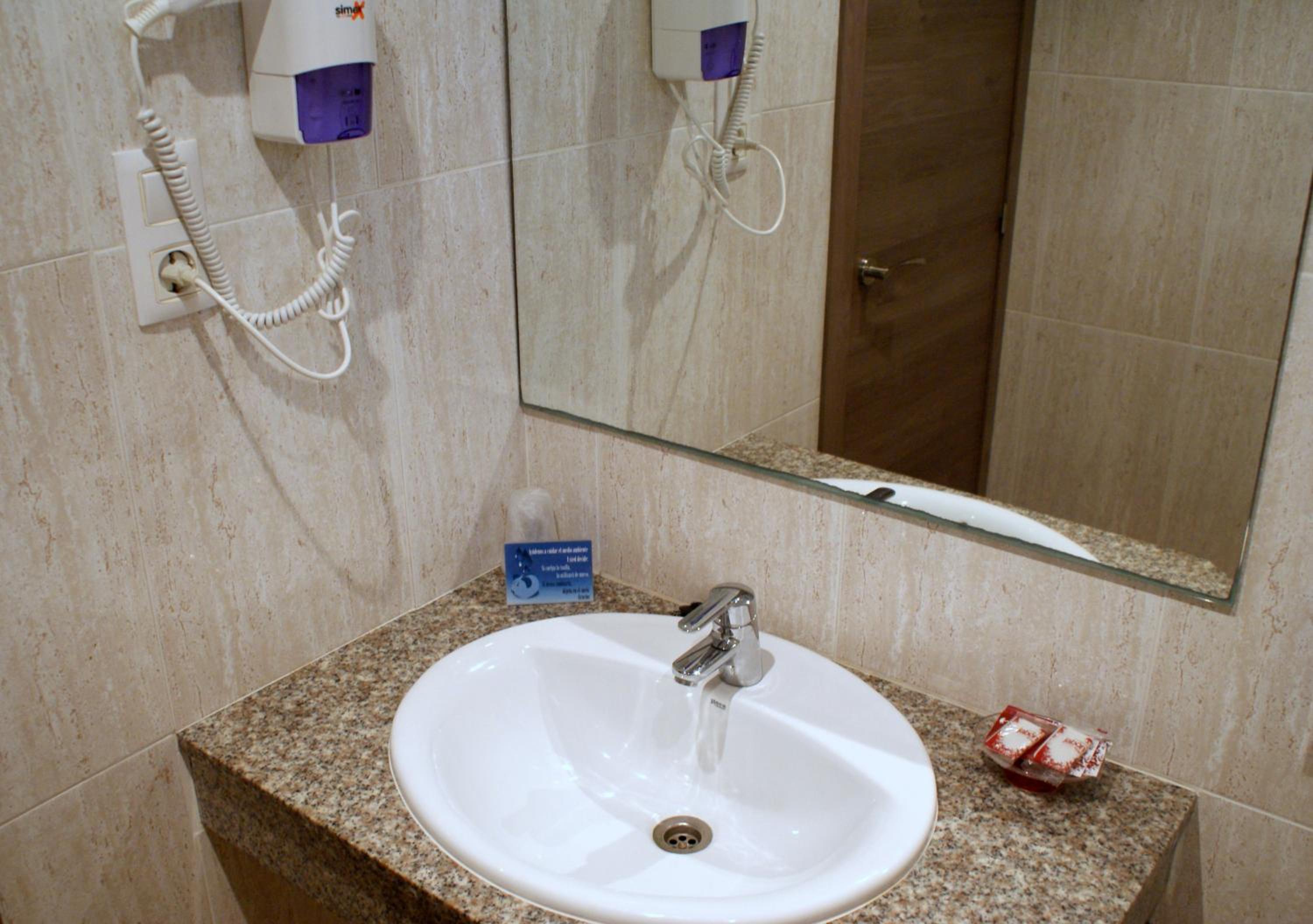 Double or Twin Room - Photo 3