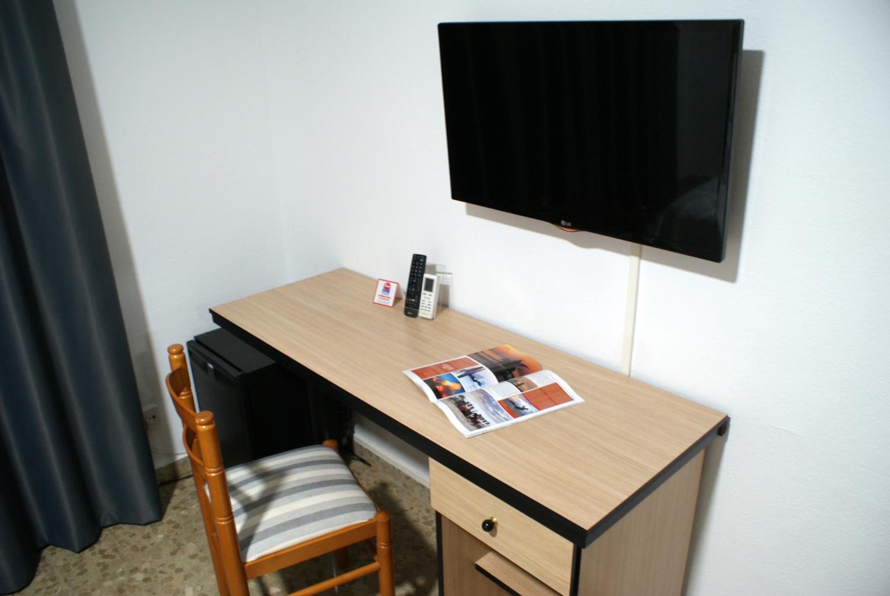 Double or Twin Room - Photo 9