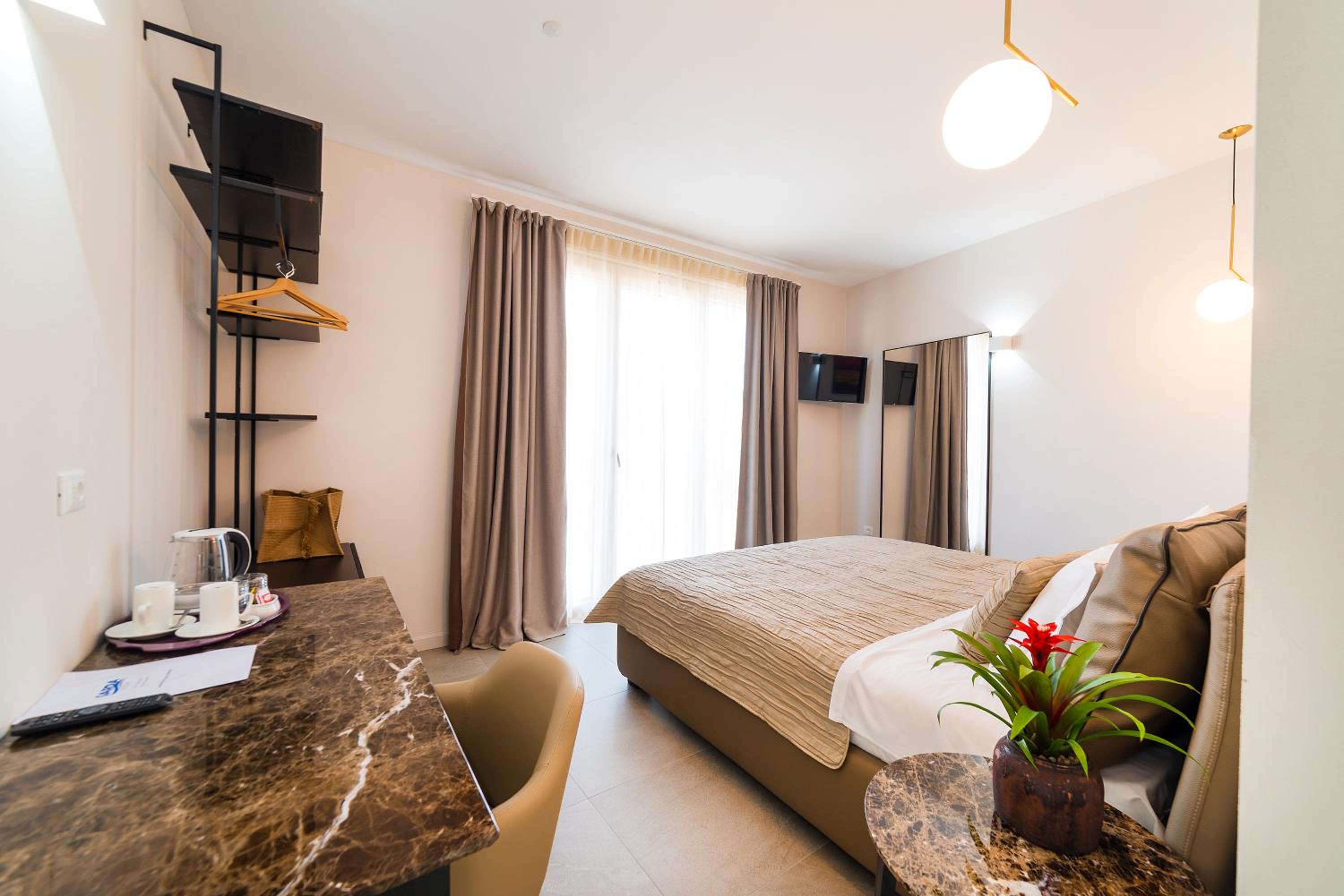 Deluxe Double Room with Shower - Photo 2
