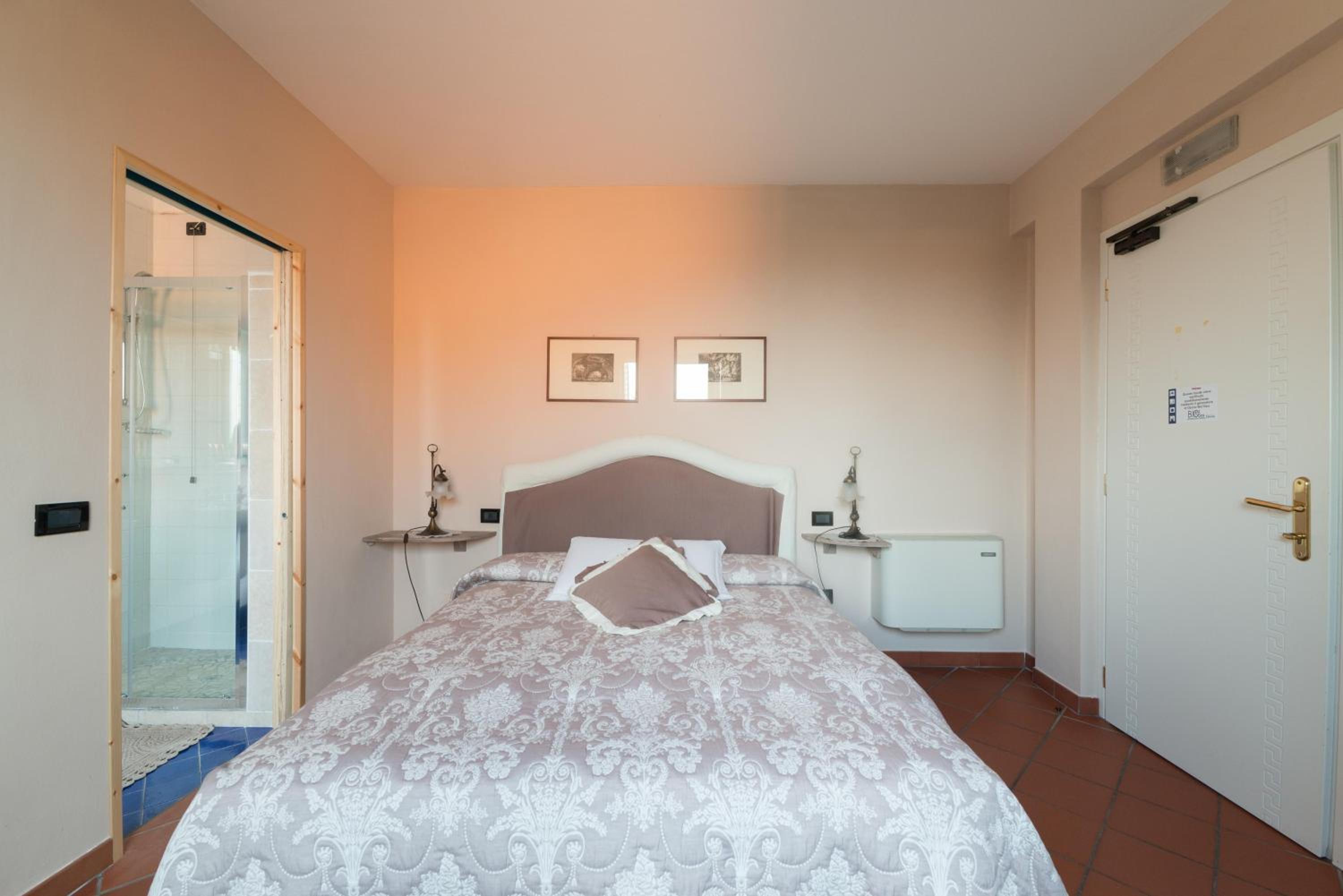 Deluxe Double Room with Lake View photo 2