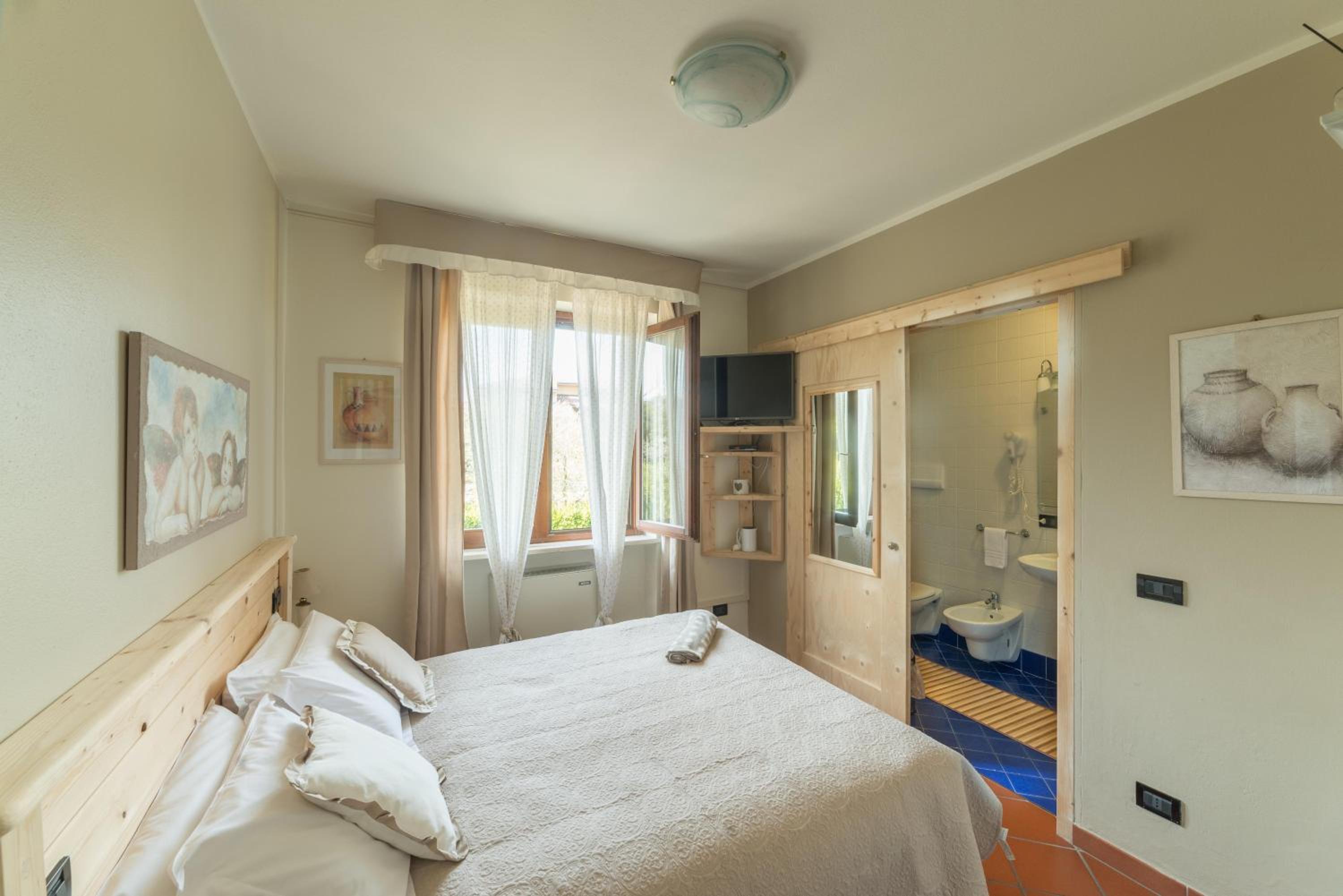Economy Double Room photo 3