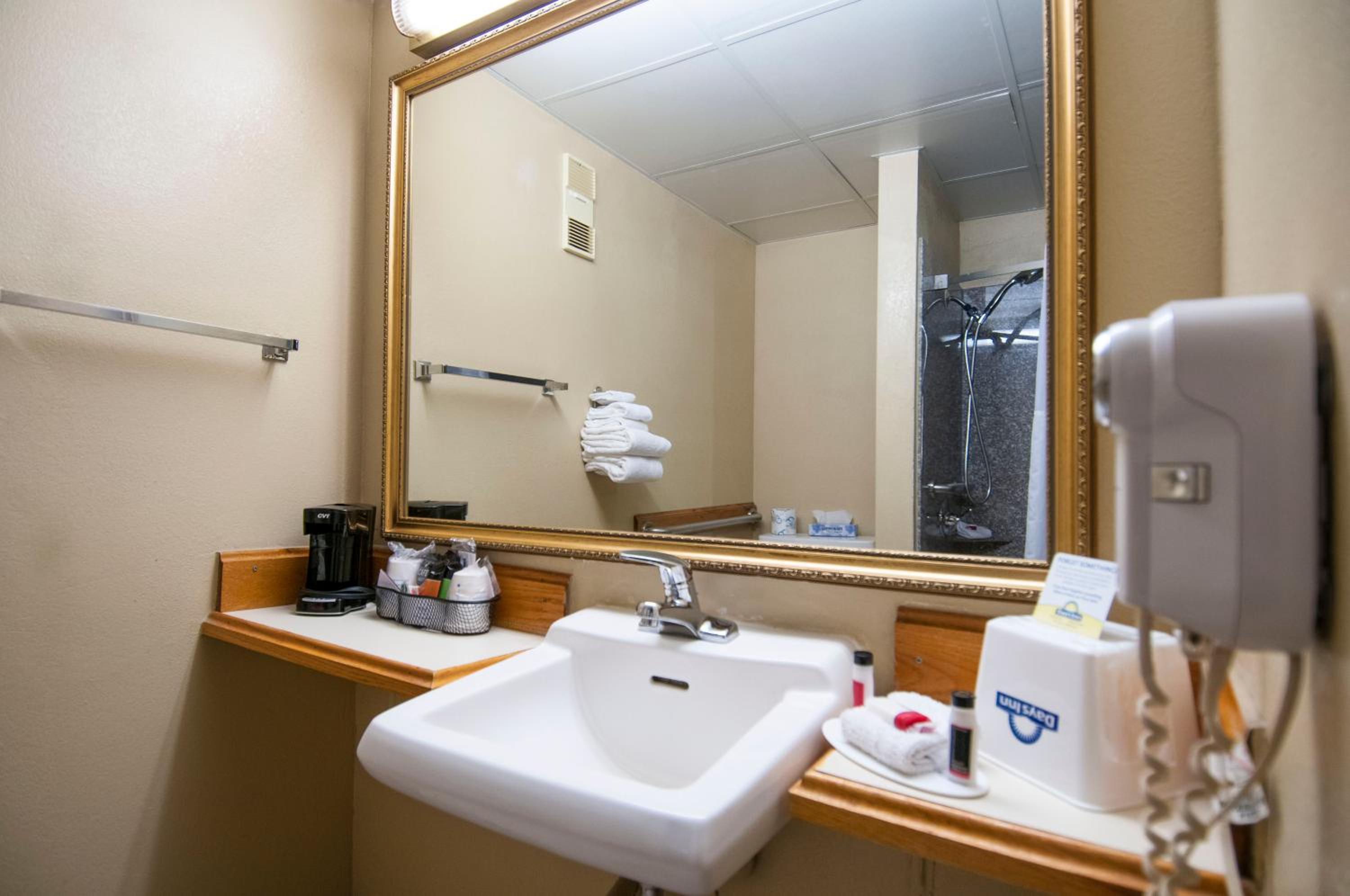 King Room - Disability Access/Non-Smoking - Photo 2