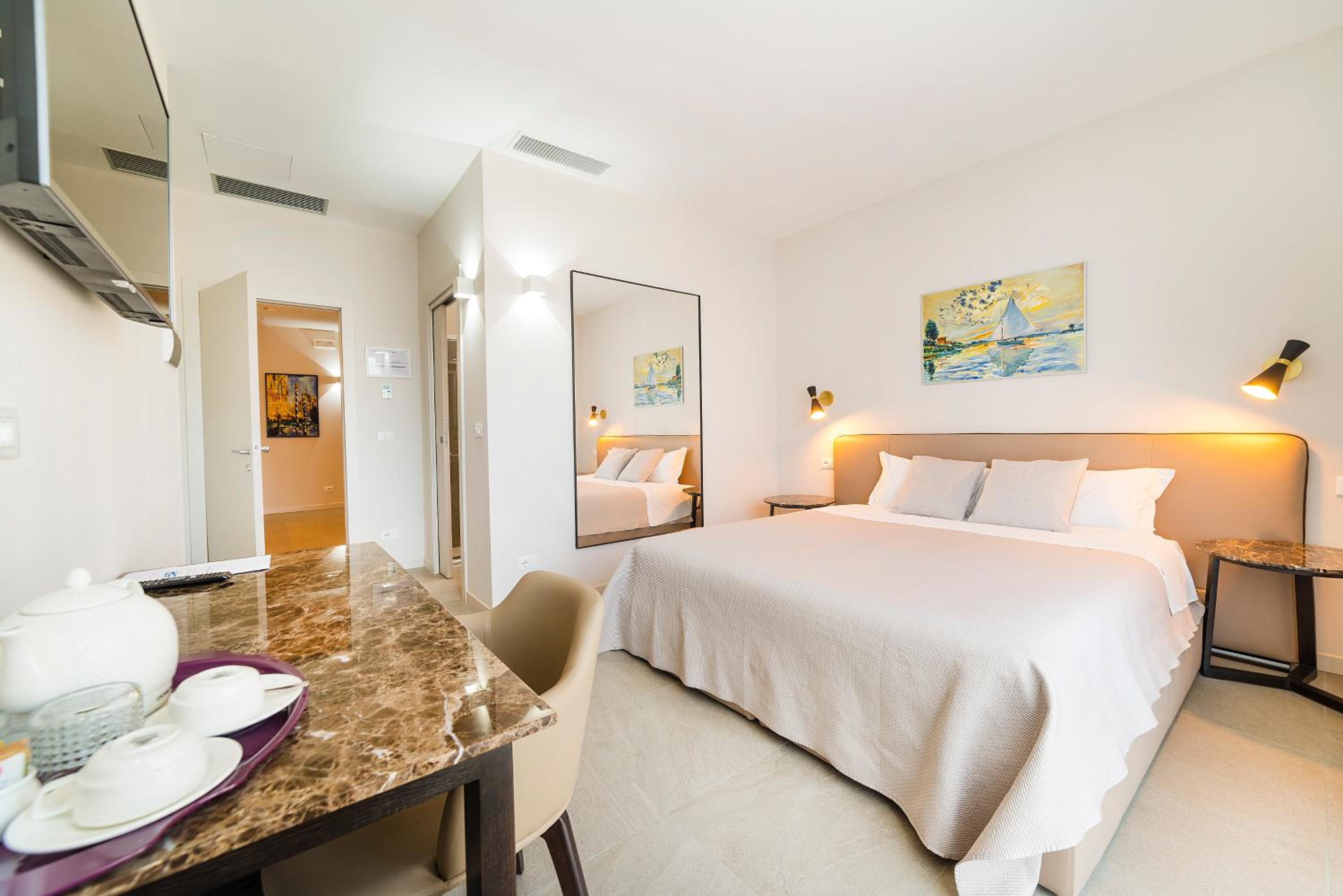 Deluxe Double Room with Shower - Photo 1
