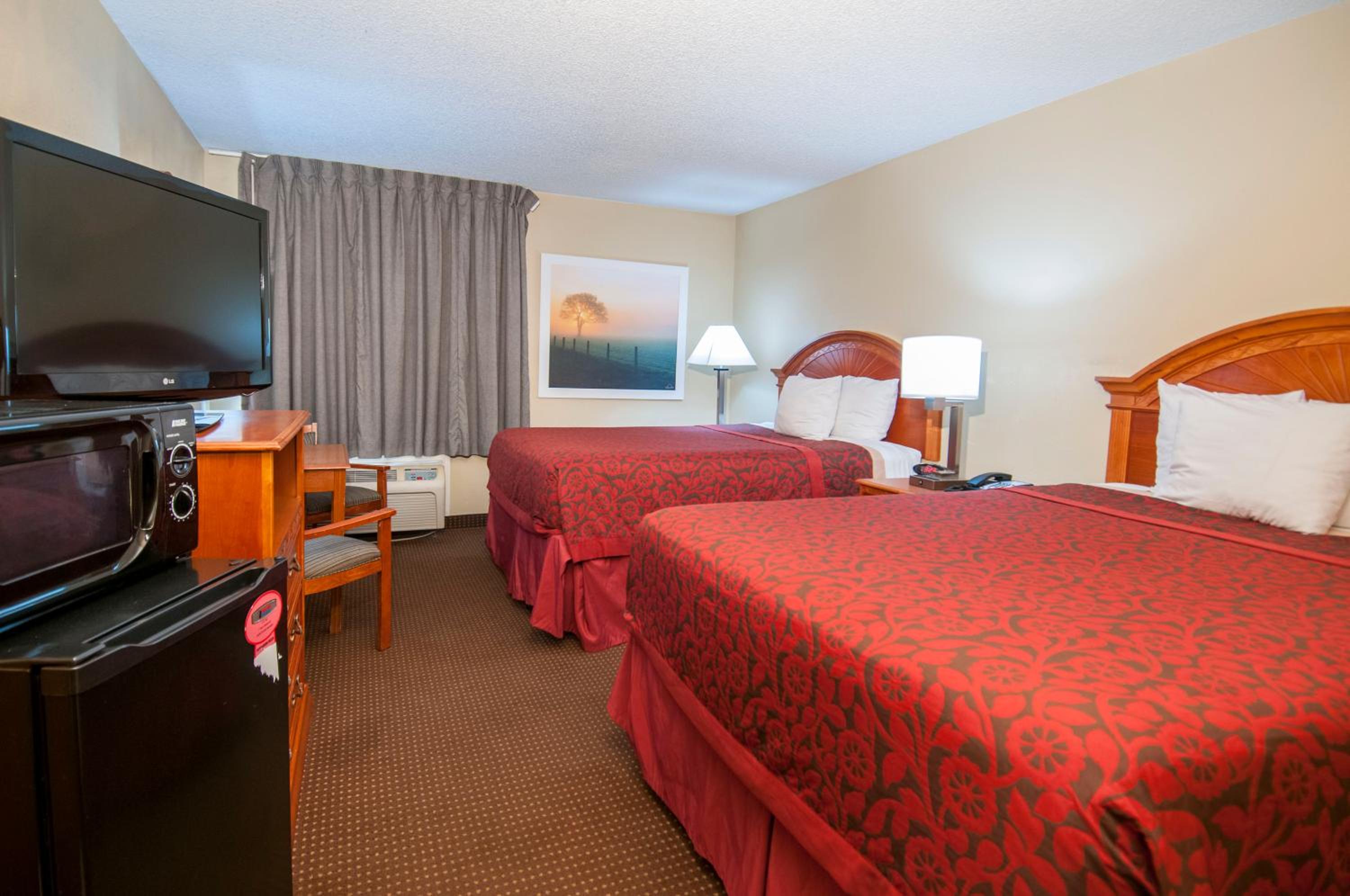 Queen Room with Two Queen Beds - Non-Smoking - Photo 5
