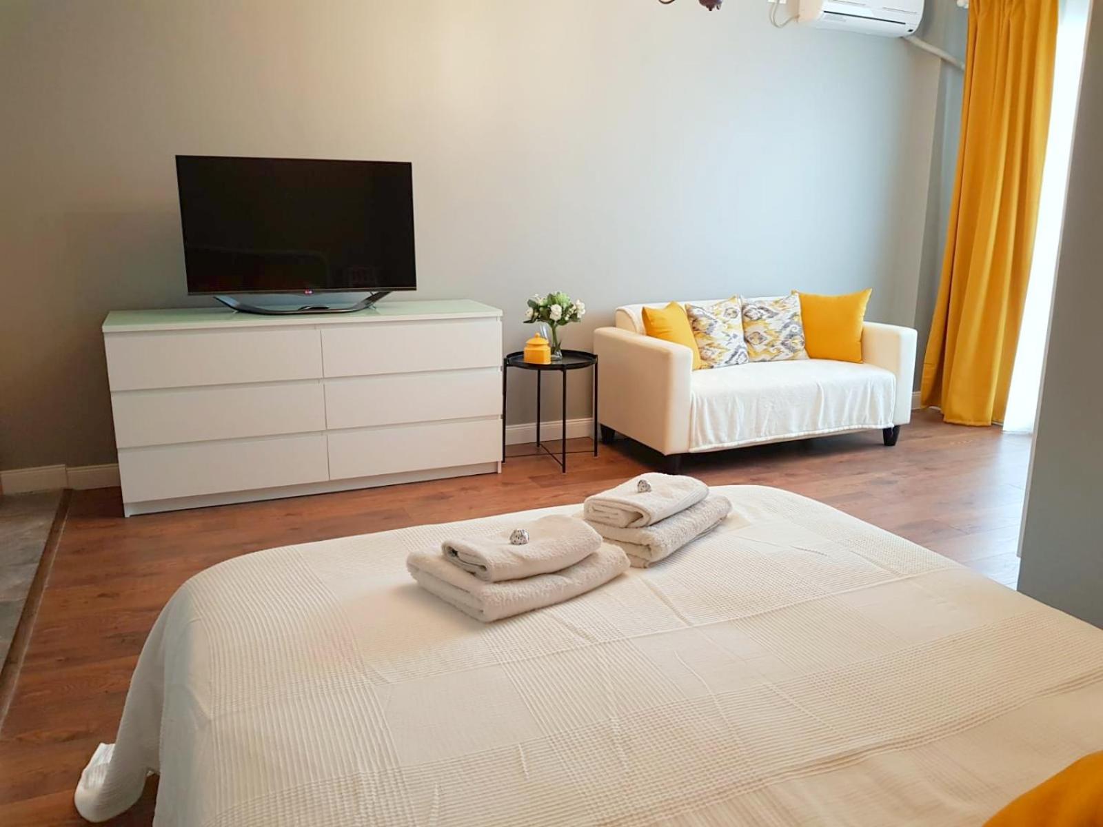 Studio Apartment - Photo 1