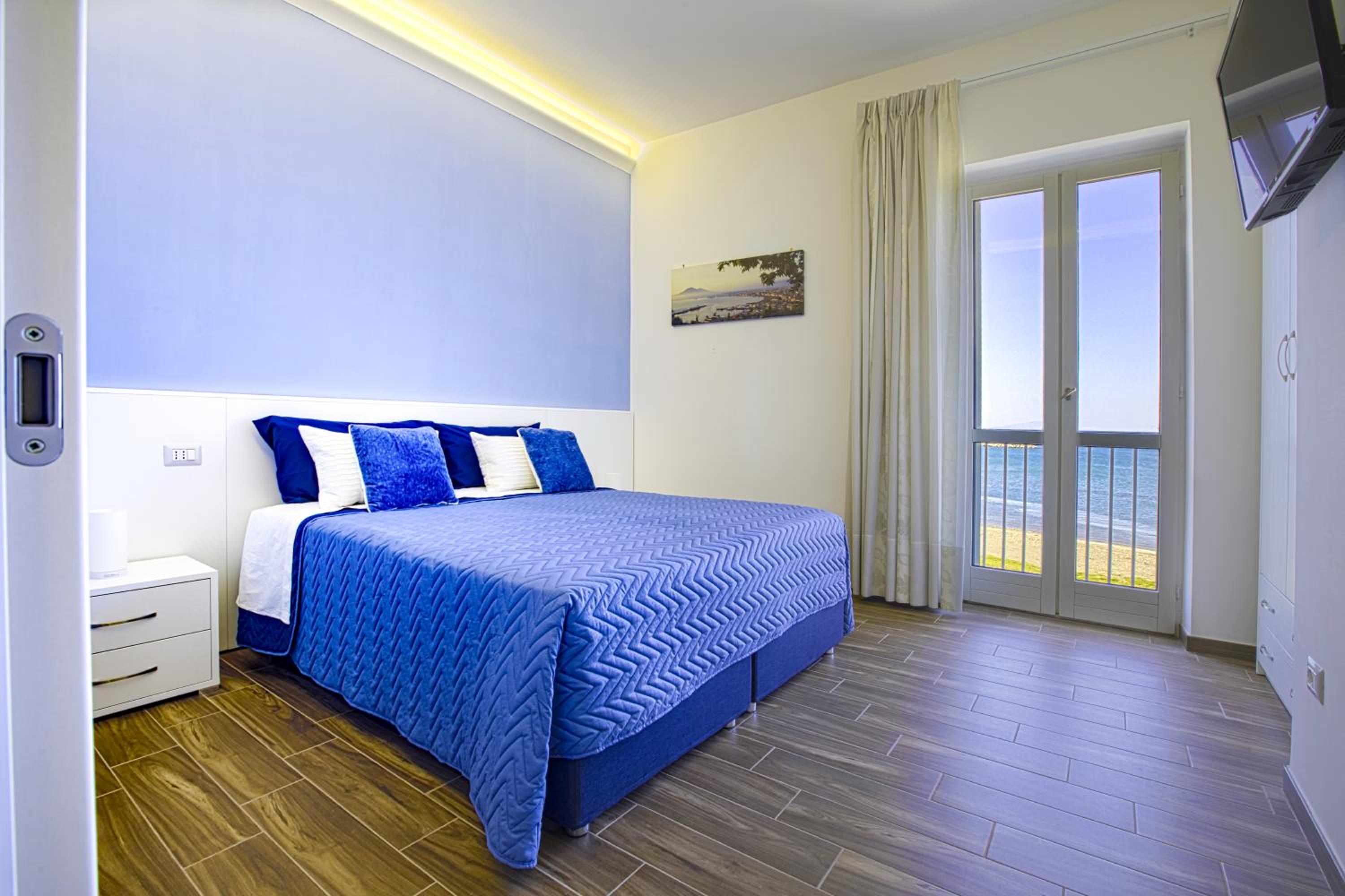 Double Room with Balcony and Sea View - Photo 1
