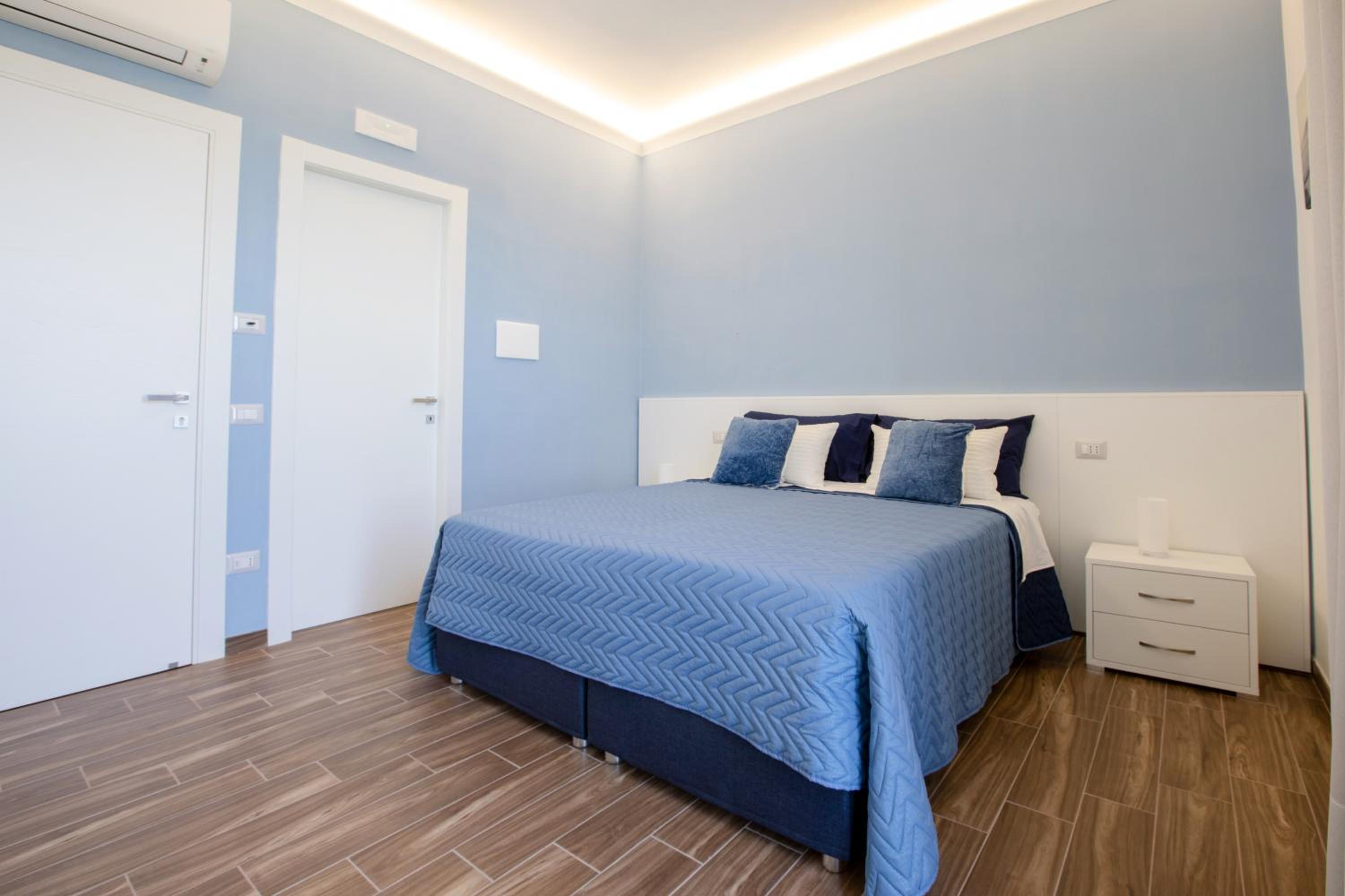 Double Room with Balcony and Sea View - Photo 6