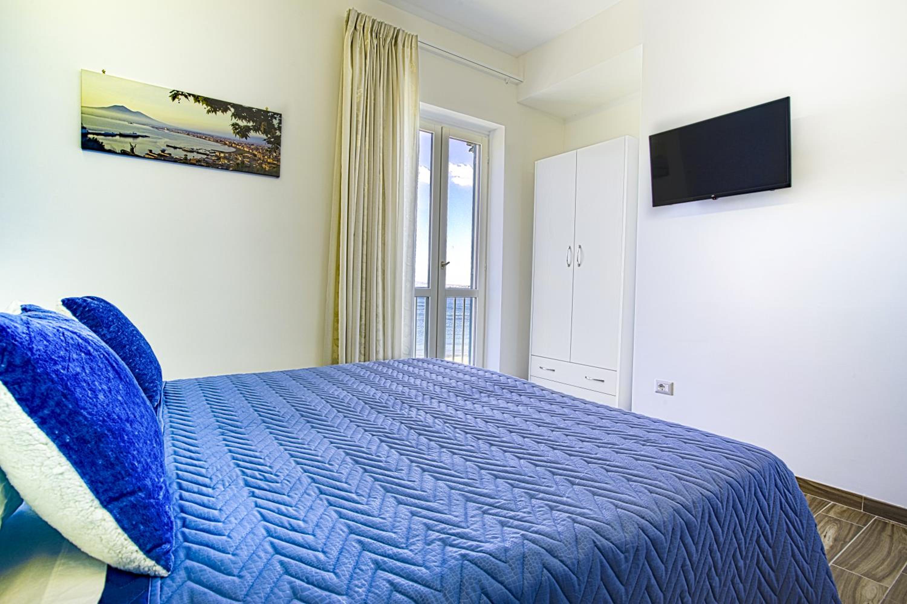 Double Room with Balcony and Sea View - Photo 7