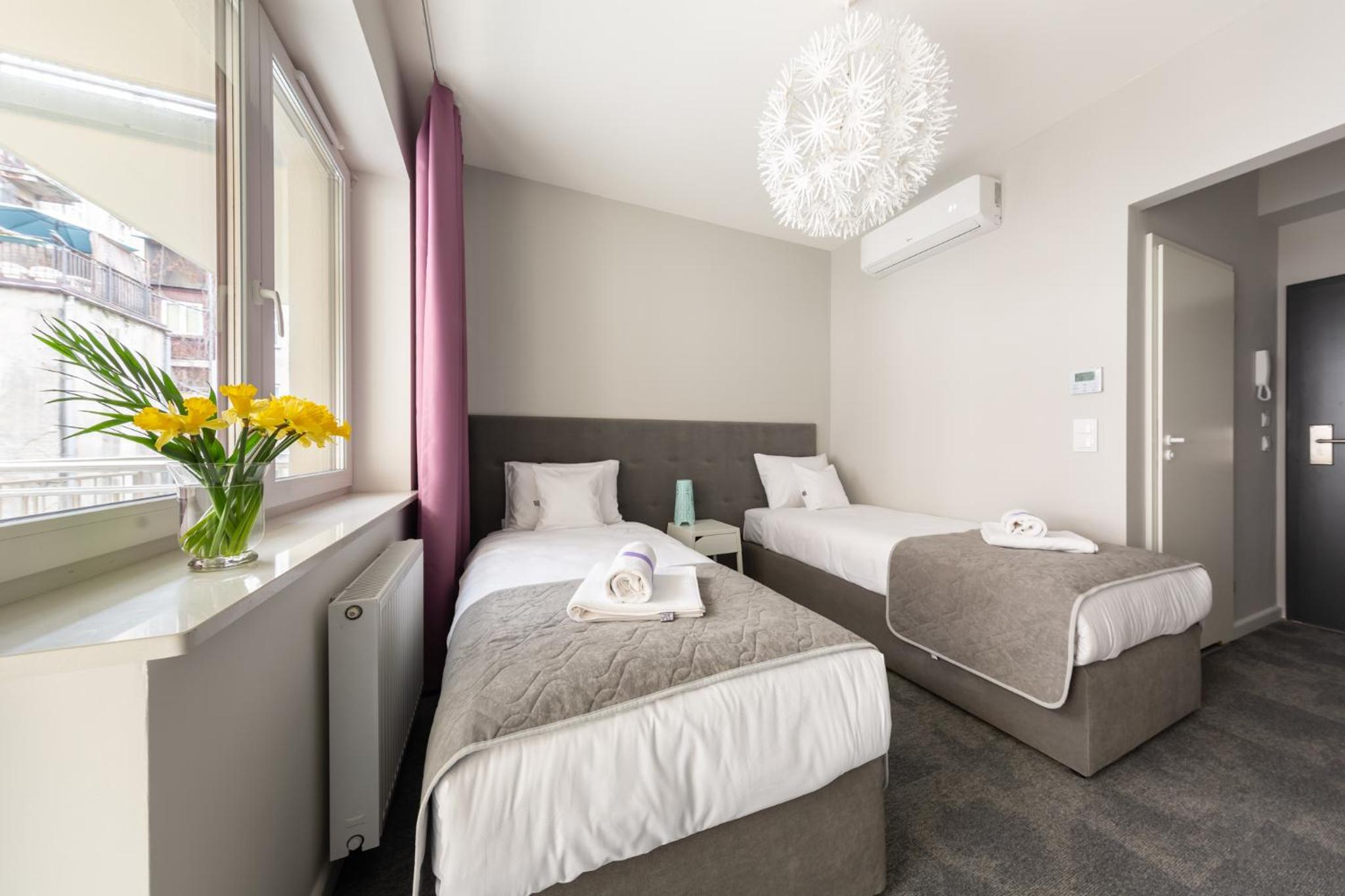 King Room with Balcony - Photo 6