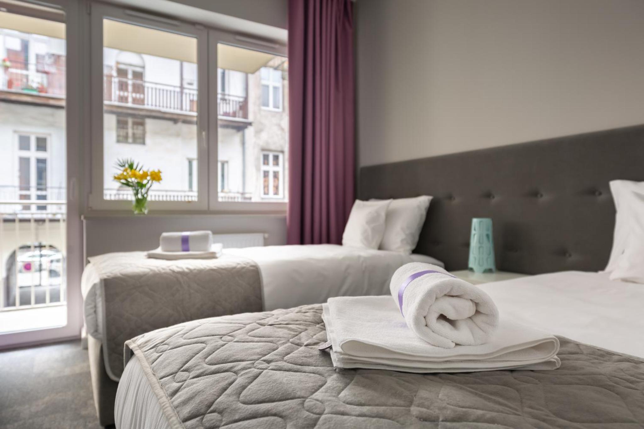 King Room with Balcony - Photo 4