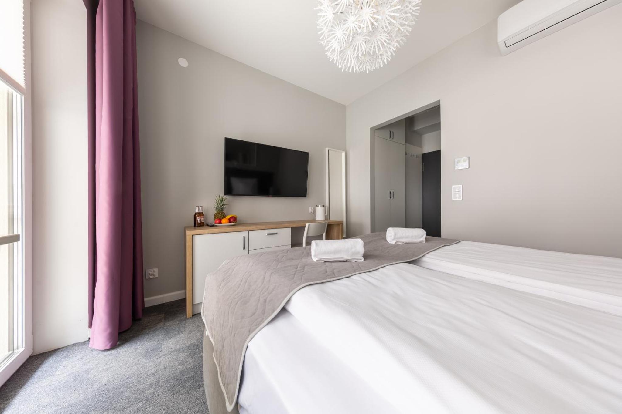 King Room with Balcony - Photo 3