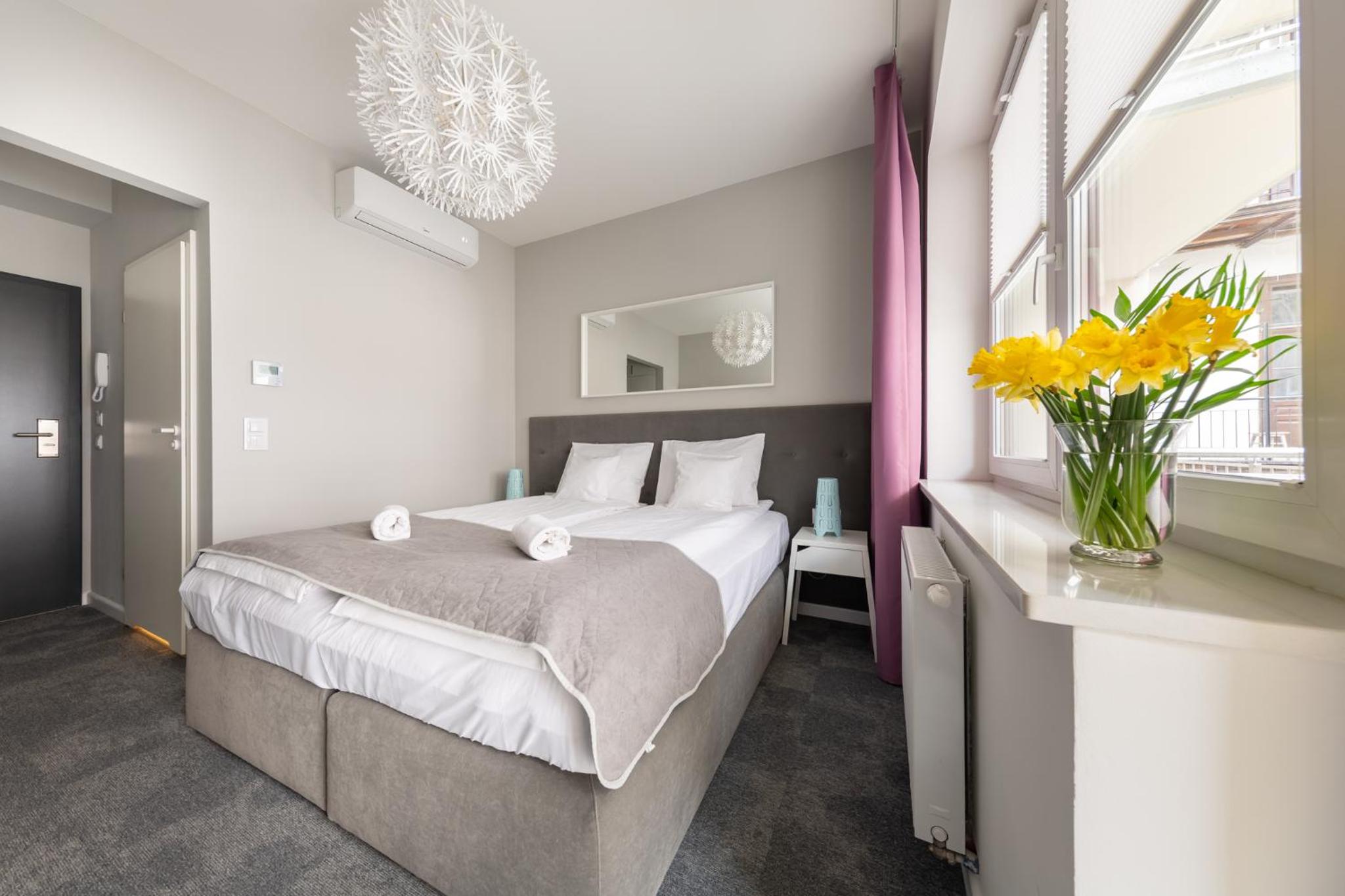 King Room with Balcony - Photo 2