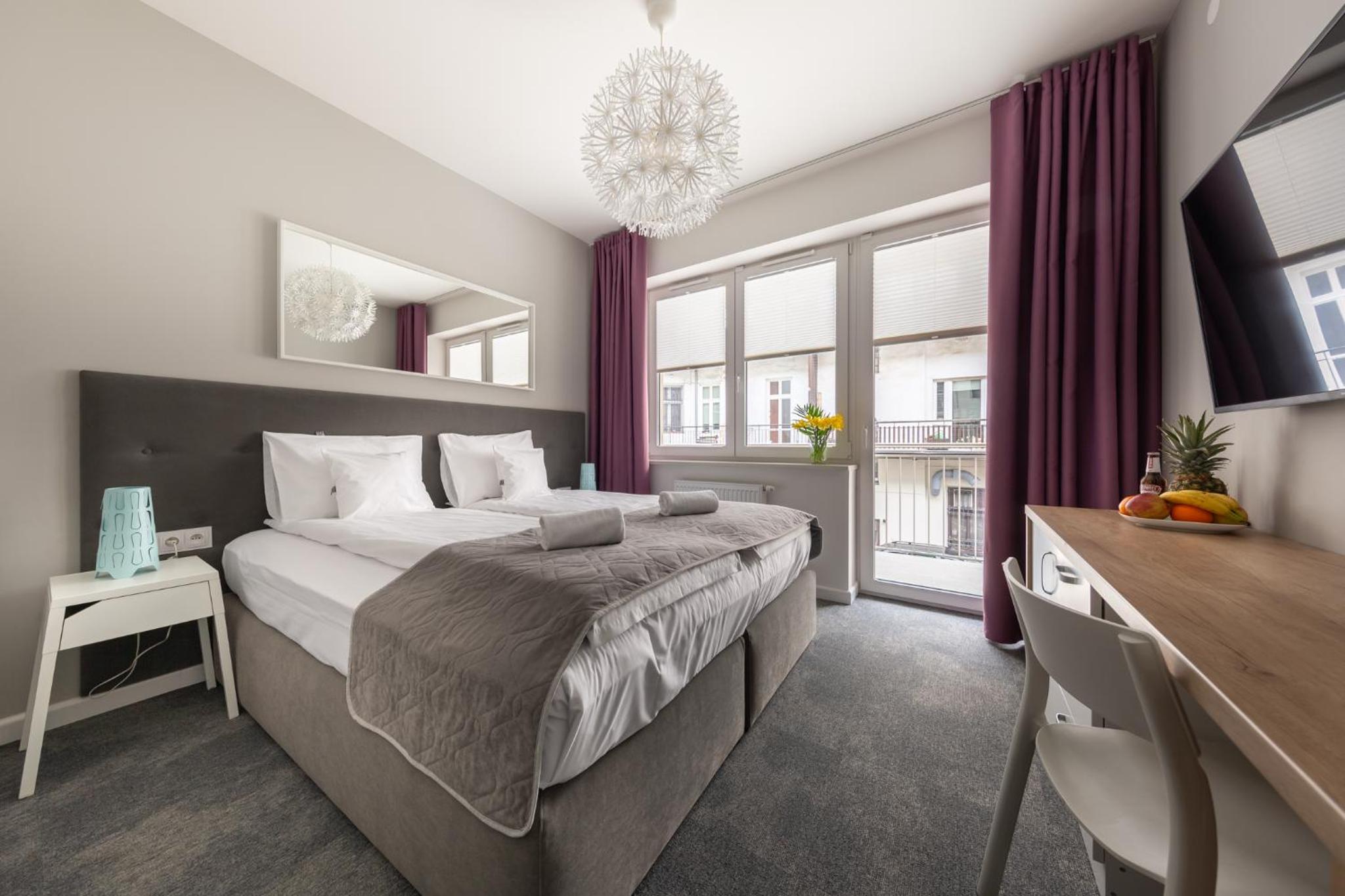 King Room with Balcony - Photo 9