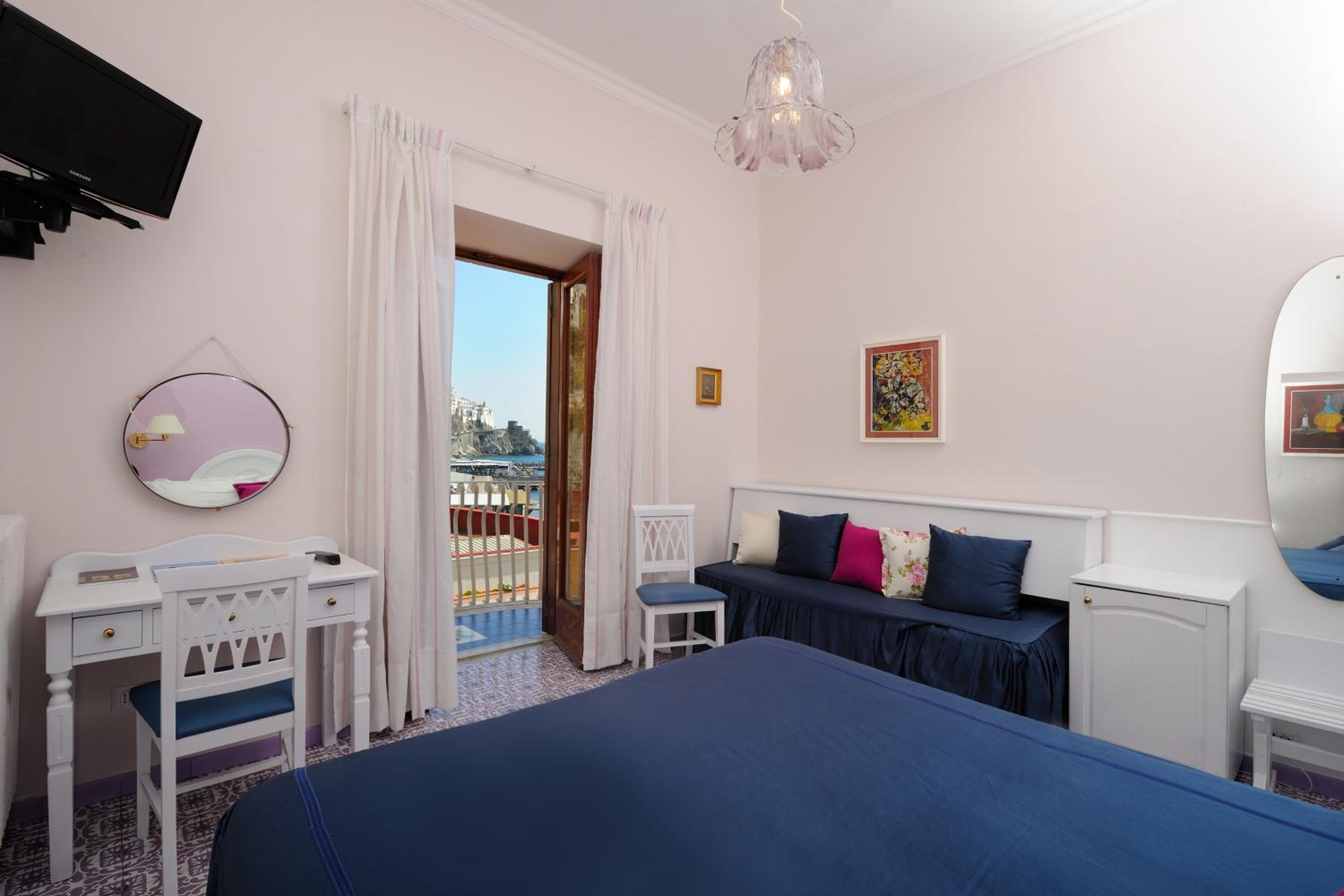 Double or Twin Room with Partial Sea View - Photo 6
