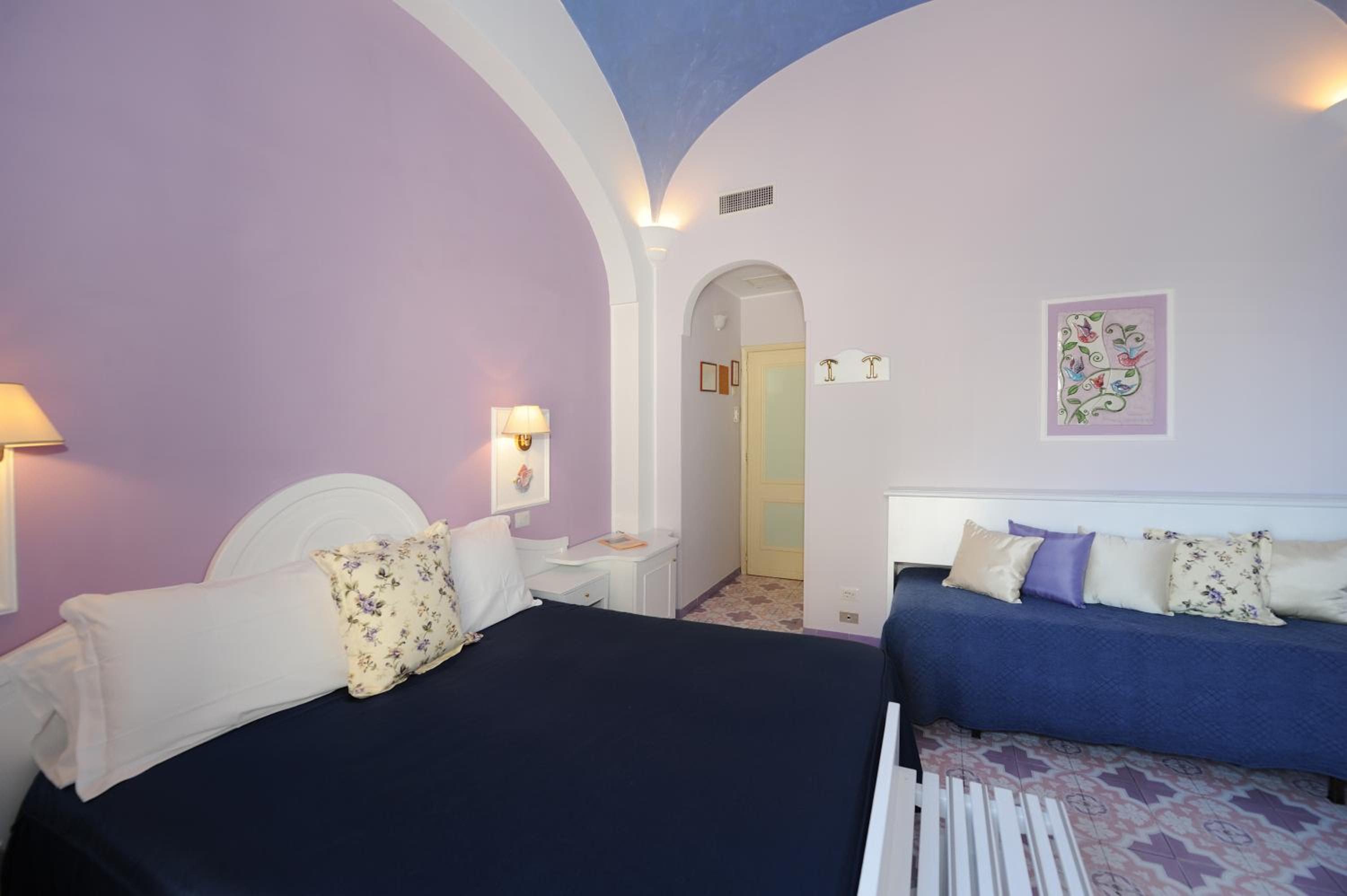 Double or Twin Room with Partial Sea View - Photo 12