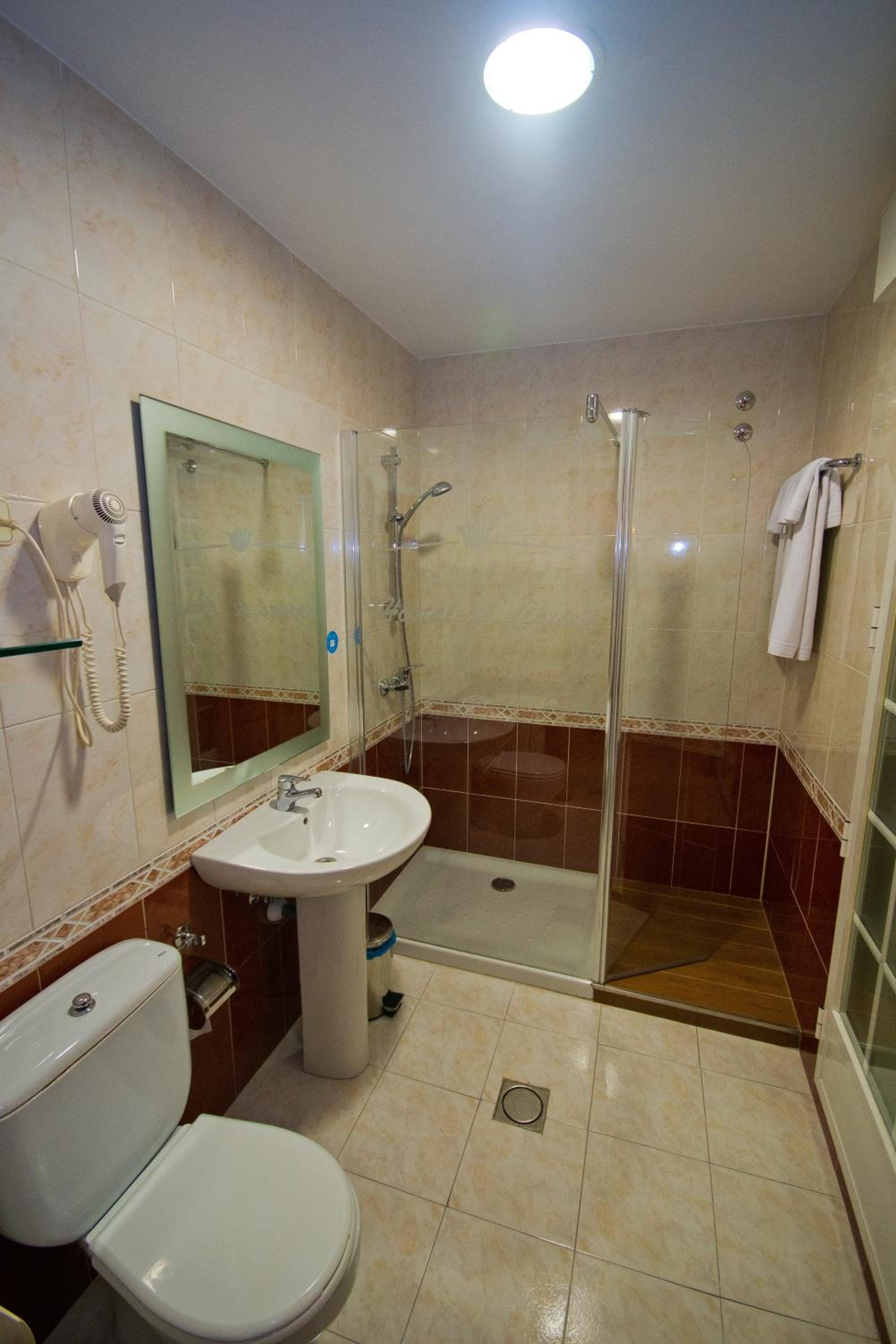 Twin Room with Free Airport Shuttle photo 3