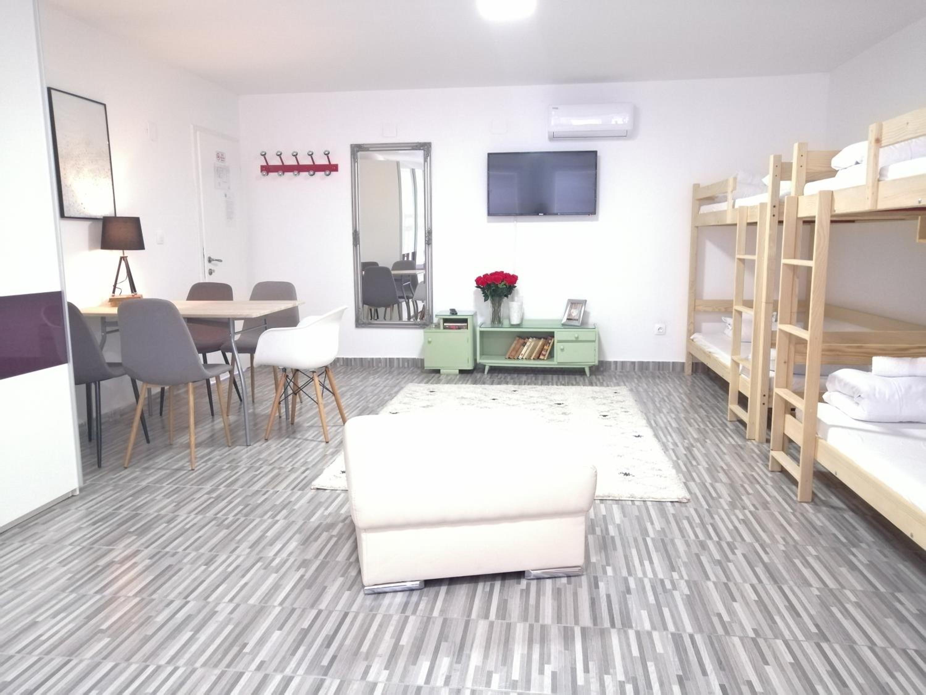 Bed in 8-Bed Mixed Dormitory Room photo 1
