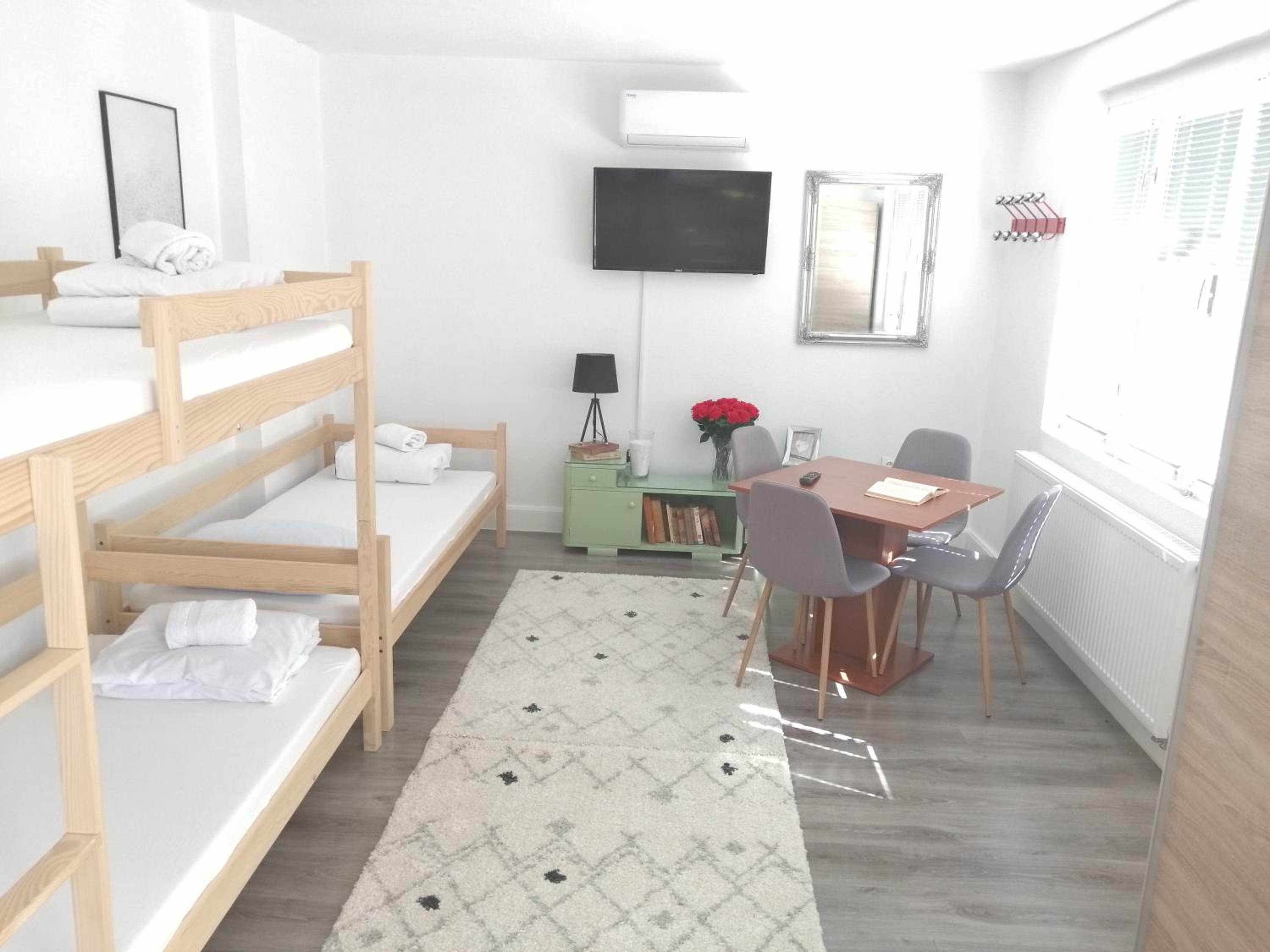 Bed in 8-Bed Dormitory Room photo 1