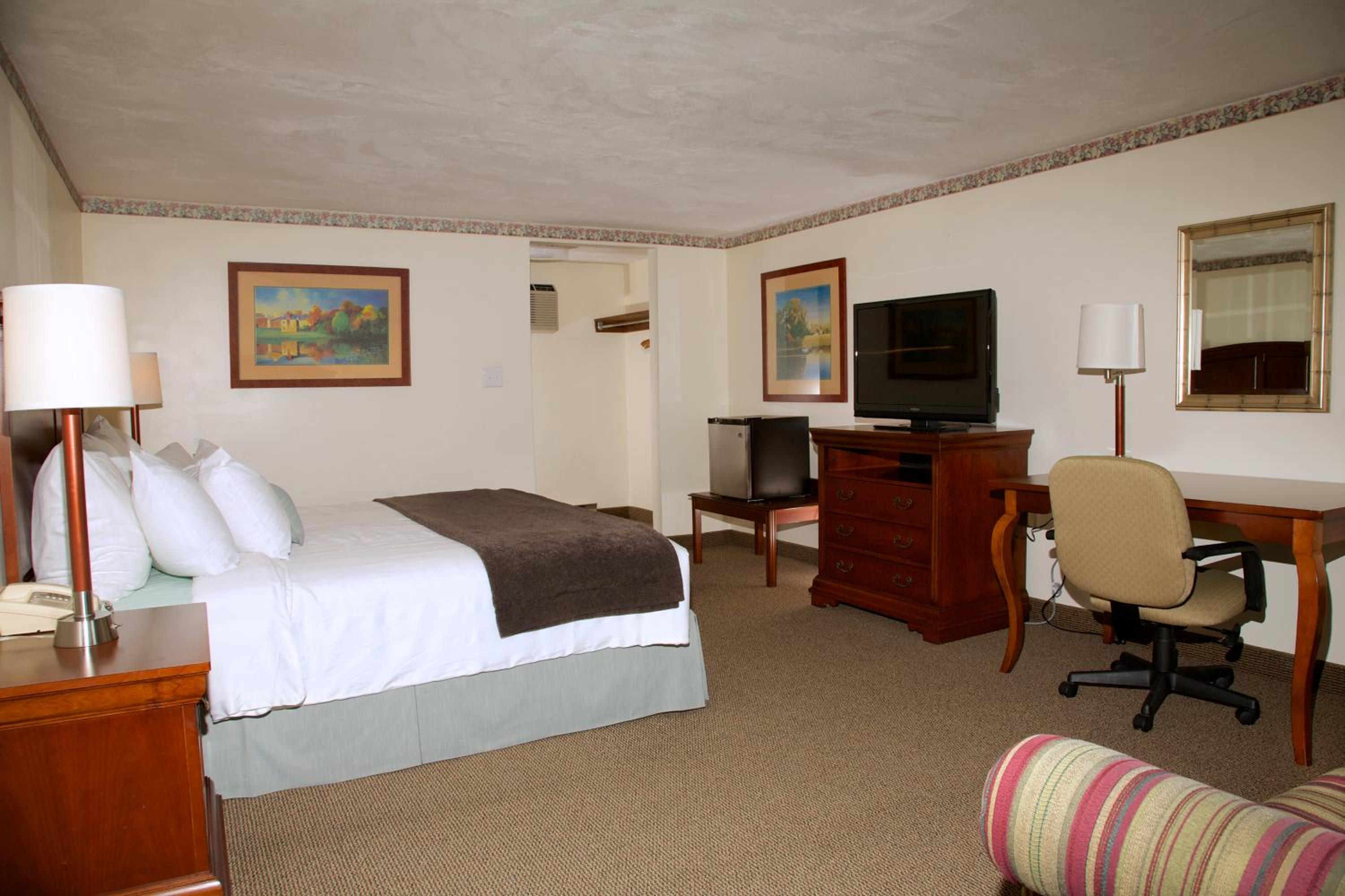 King Room with Sofa Bed - Photo 2