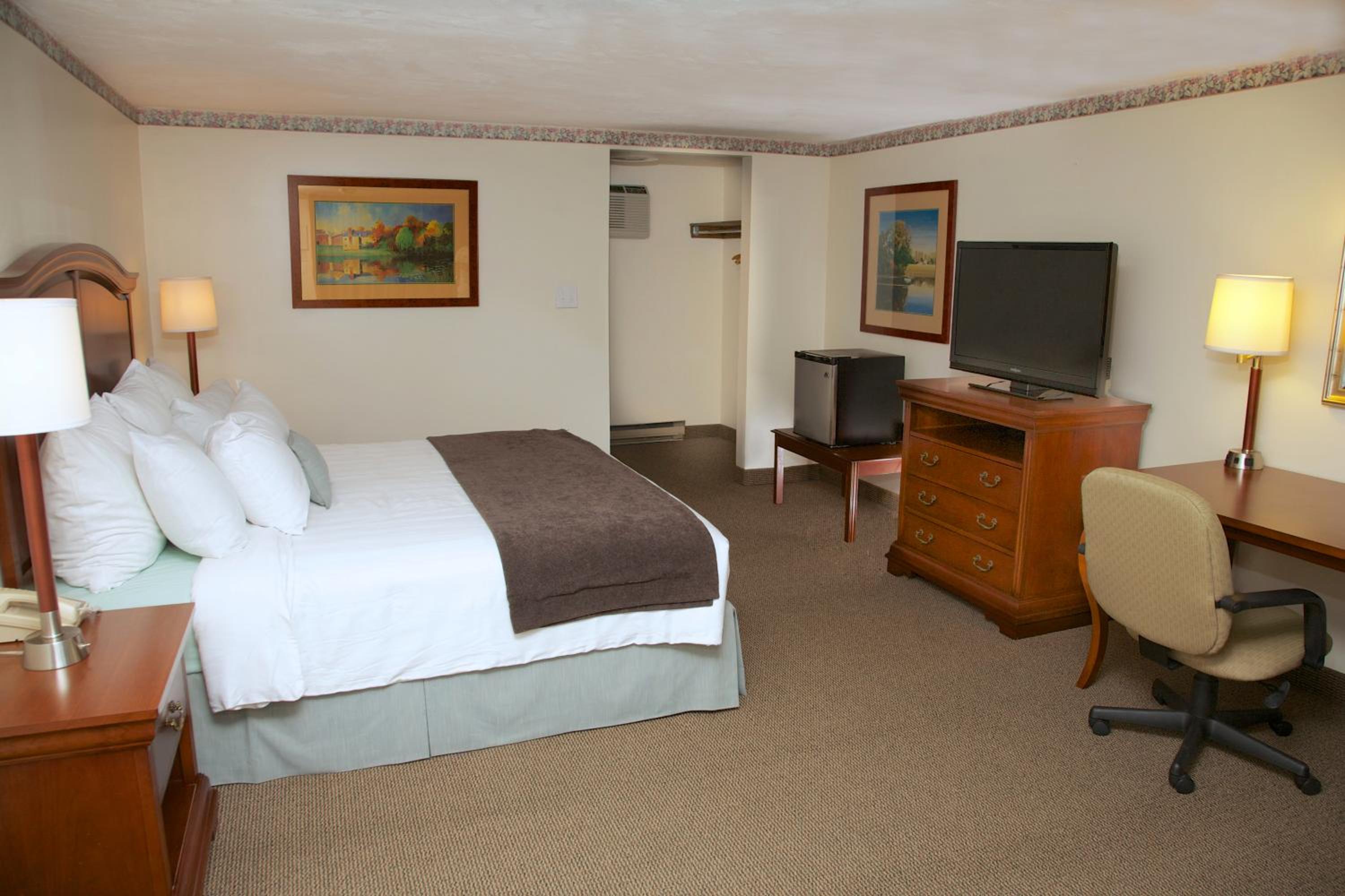 King Room with Sofa Bed - Photo 9