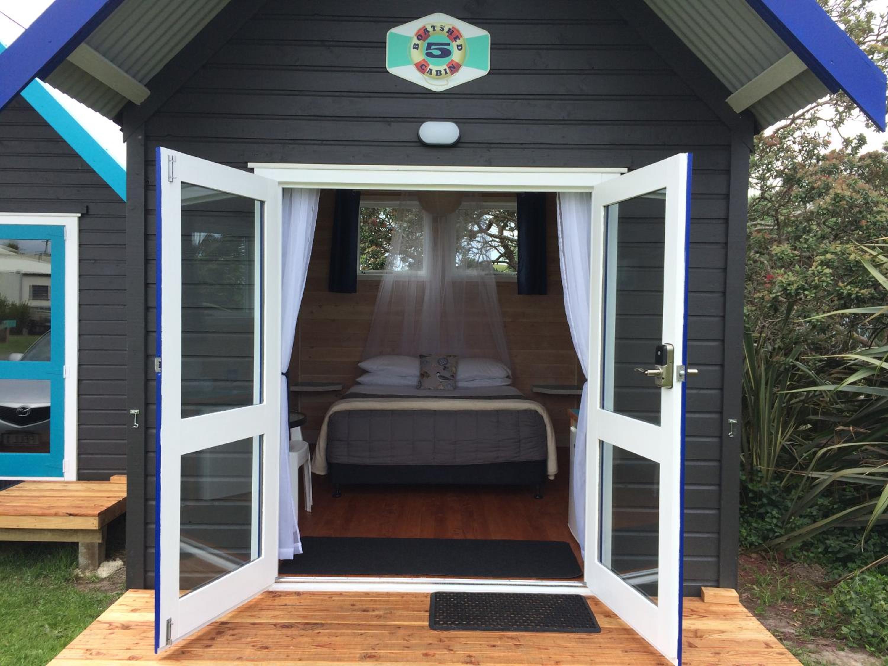 Queen Boatshed Cabin 5 with External Bathroom