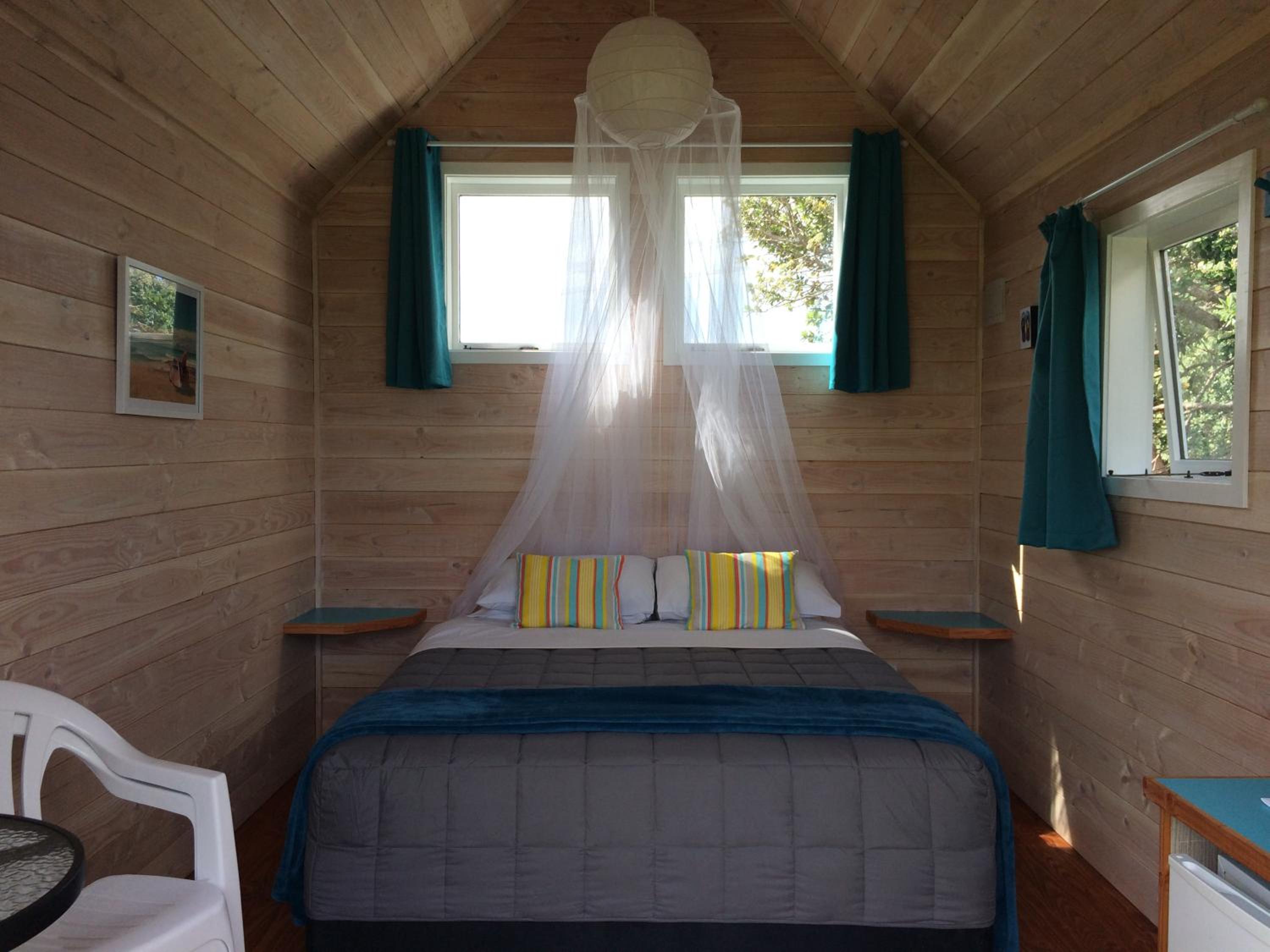 Queen Boatshed Cabin 4 with External Bathroom - Photo 1