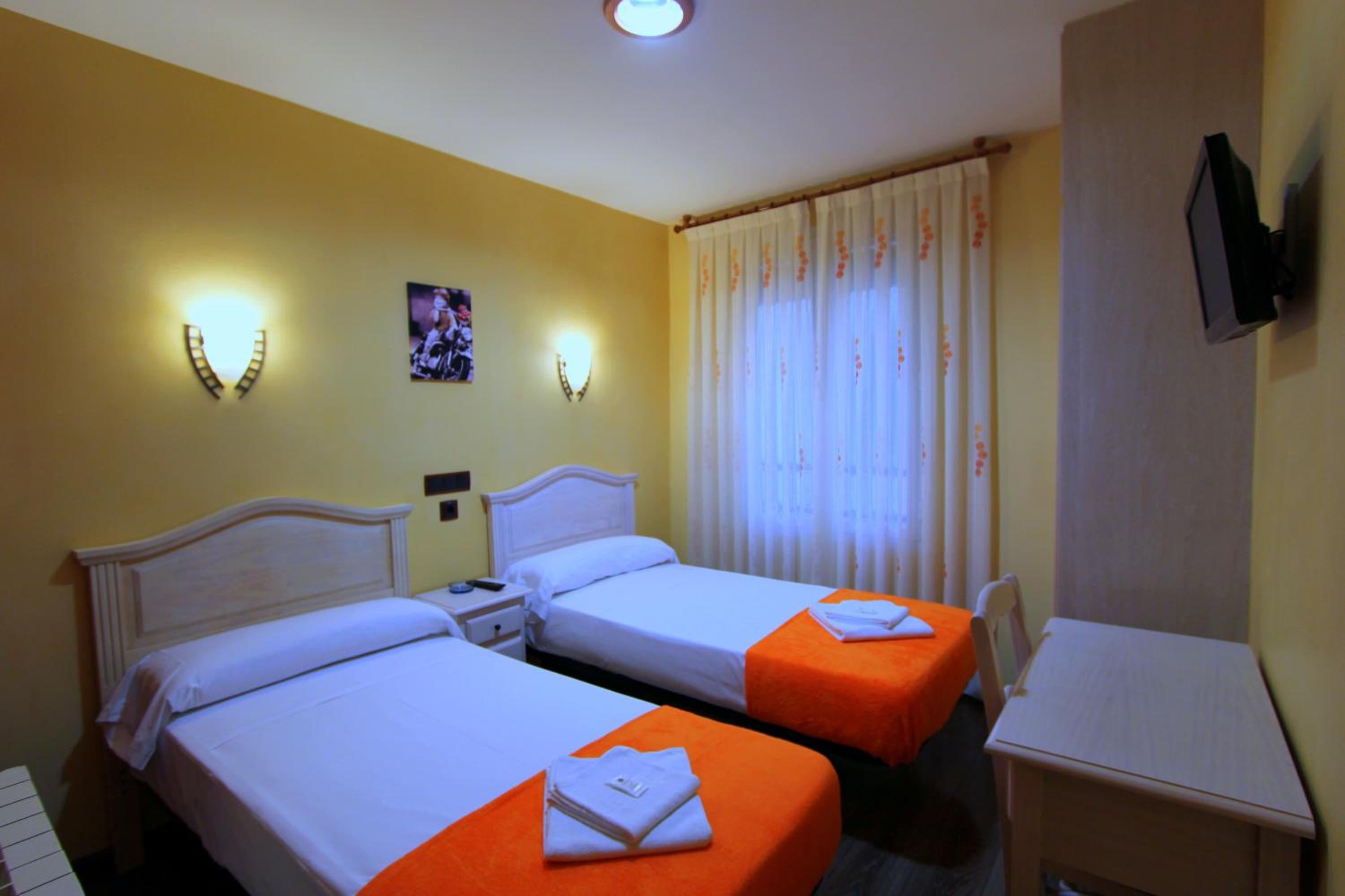Twin Room - Photo 20