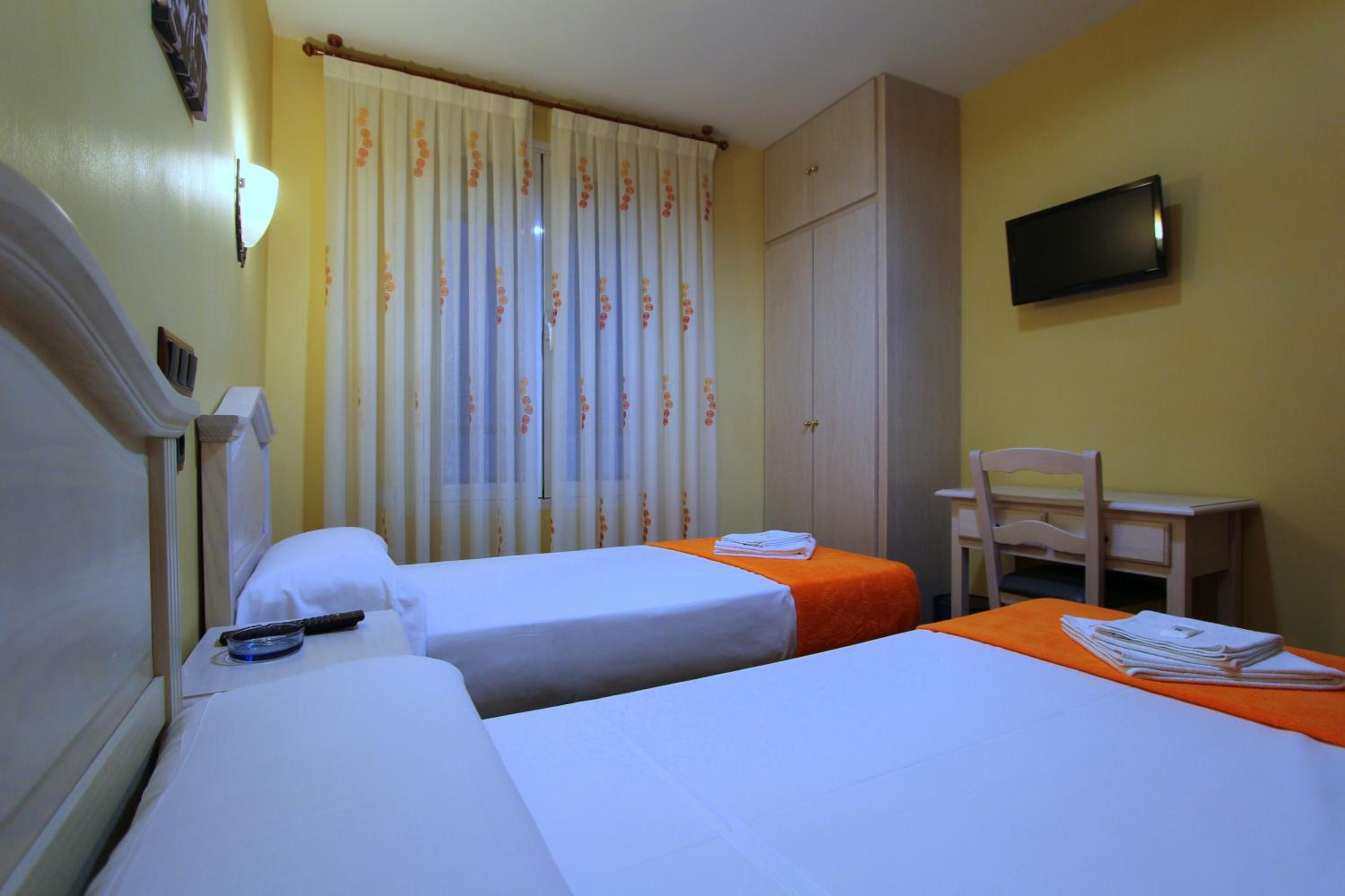 Twin Room - Photo 19